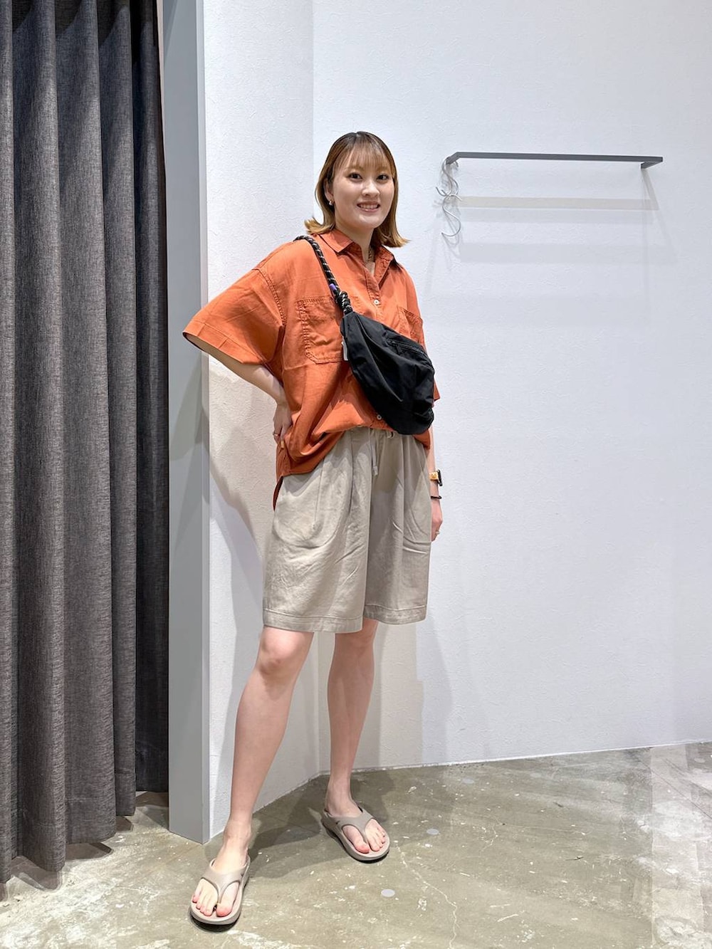 「高身長、体型カバー、オーバーサイズ、ママコーデ、高見え、カジュアル、BAYFLOW、ハーフパンツ、シャツ、シャツスタイル、サンダル、夏コーデ、生活雑貨、アウトドア、アウトドアスタイル」｜「BAYFLOWの[簡単ブラウジング]2WAYスタンダード半袖シャツ（シャツ/ブラウス、オレンジ系）」を使った、ayakabfさん（レディース・172cm）の春コーディネートの4枚目の写真