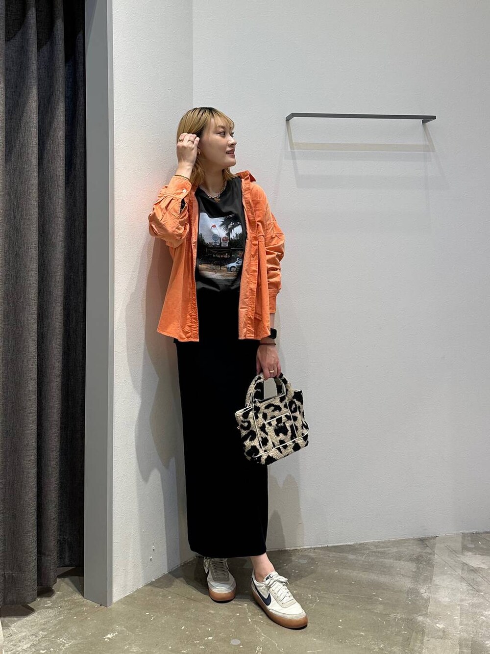 ピンク系のシャツ/ブラウス、ベージュ系のトートバッグ、ブラック系のスカートを着用したレディースの秋コーディネートの8枚目の写真