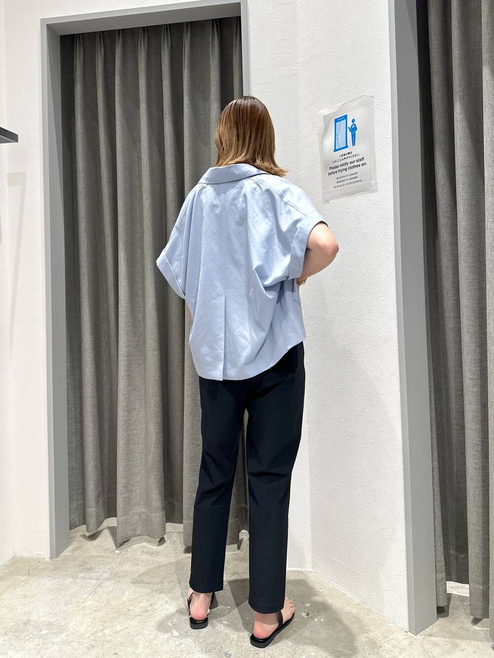 「接触冷感、ママコーデ、骨格ストレート、BAYFLOW、夏コーデ、Tシャツ、ジャケット、ジャケットスタイル、パンツ、サンダル、ショルダーバッグ、セールコーデ、きれいめ、きれいめカジュアル、高身長」｜「BAYFLOWのアソートロゴショートスリーブT（Tシャツ/カットソー、ホワイト系）」を使った、ayakabfさん（レディース・172cm）の夏コーディネートの3枚目の写真