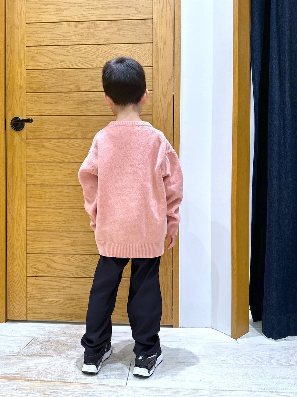「オーバーサイズ、高見え、カジュアル、BAYFLOW、キッズ服、キッズ、ニット、ウォッシャブル、パンツ、ゆったり、楽ちんコーデ、テーマパーク、旅行、冬コーデ、親子コーデ」｜「BAYFLOWの【おうちで洗える♪】Finedaysカラーニット(KIDS)（ニット/セーター、ピンク系）」を使った、ayakabfさん（キッズ・114cm）の冬コーディネートの3枚目の写真