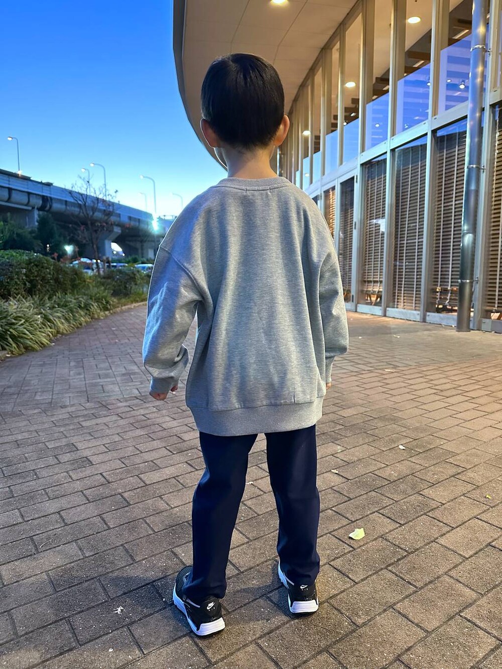 「キッズ、旅行、冬コーデ、体型カバー、オーバーサイズ、高見え、カジュアル、BAYFLOW、キッズ服、ゆったり、スウェット、楽ちんコーデ、ウォッシャブル、テーマパーク」｜「BAYFLOWの[着回し力抜群!]ストレッチツイル起毛パンツ(KIDS)（その他パンツ、ブルー系）」を使った、ayakabfさん（キッズ・114cm）の冬コーディネートの3枚目の写真