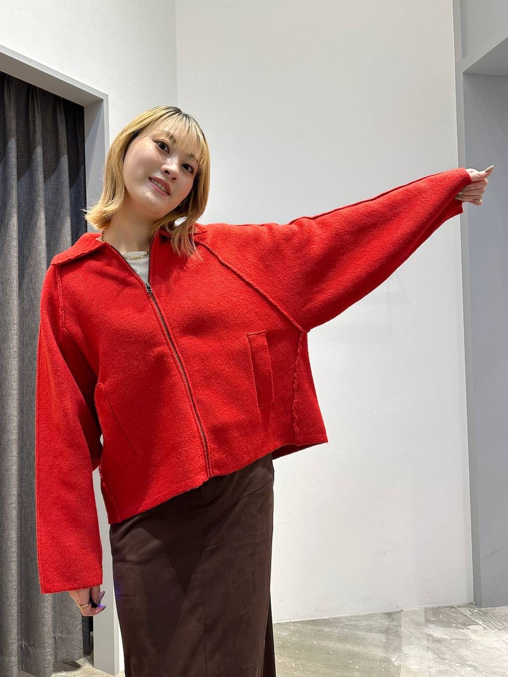 ホワイト系のTシャツ/カットソー、ブラウン系のスカート、ブラック系のトートバッグを着用したレディースの秋コーディネートの7枚目の写真