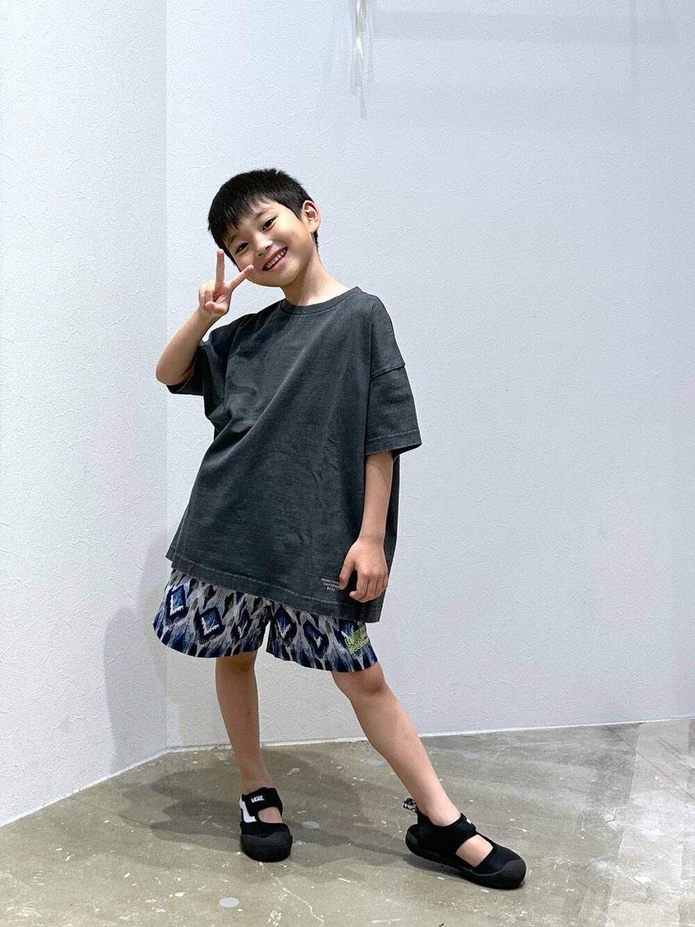ブルー系のその他パンツ、グレー系のTシャツ/カットソーを着用したキッズの春コーディネートの4枚目の写真