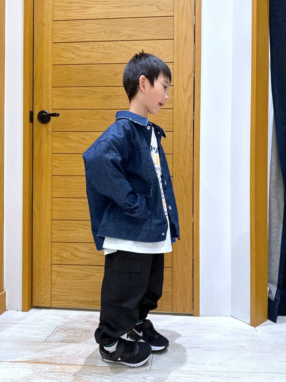 「楽ちんコーデ、デニムジャケット、休日コーデ、オーバーサイズ、高見え、カジュアル、BAYFLOW、キッズ服、キッズ、ゆったり、テーマパーク、秋コーデ、旅行、ドットエスティ秋コーデ、ウォッシャブル」｜「BAYFLOWのワイドカーゴパンツ(KIDS）（カーゴパンツ、ブラック系）」を使った、ayakabfさん（レディース・172cm）の秋コーディネートの2枚目の写真