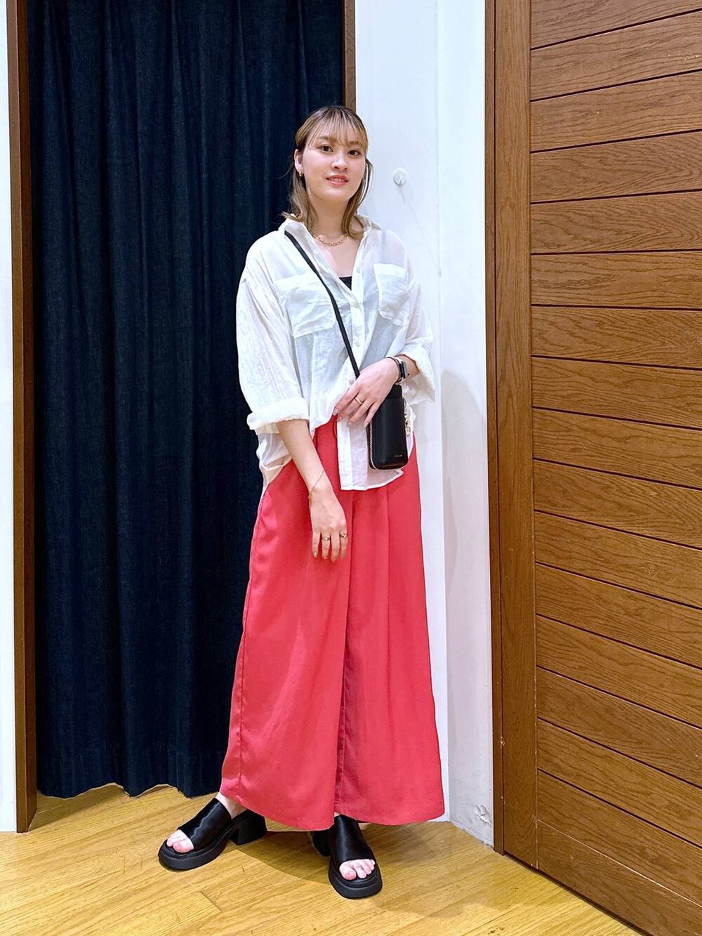 ブラック系のサンダル、ピンク系のその他パンツ、ホワイト系のシャツ/ブラウスを着用したレディースの夏コーディネートの4枚目の写真