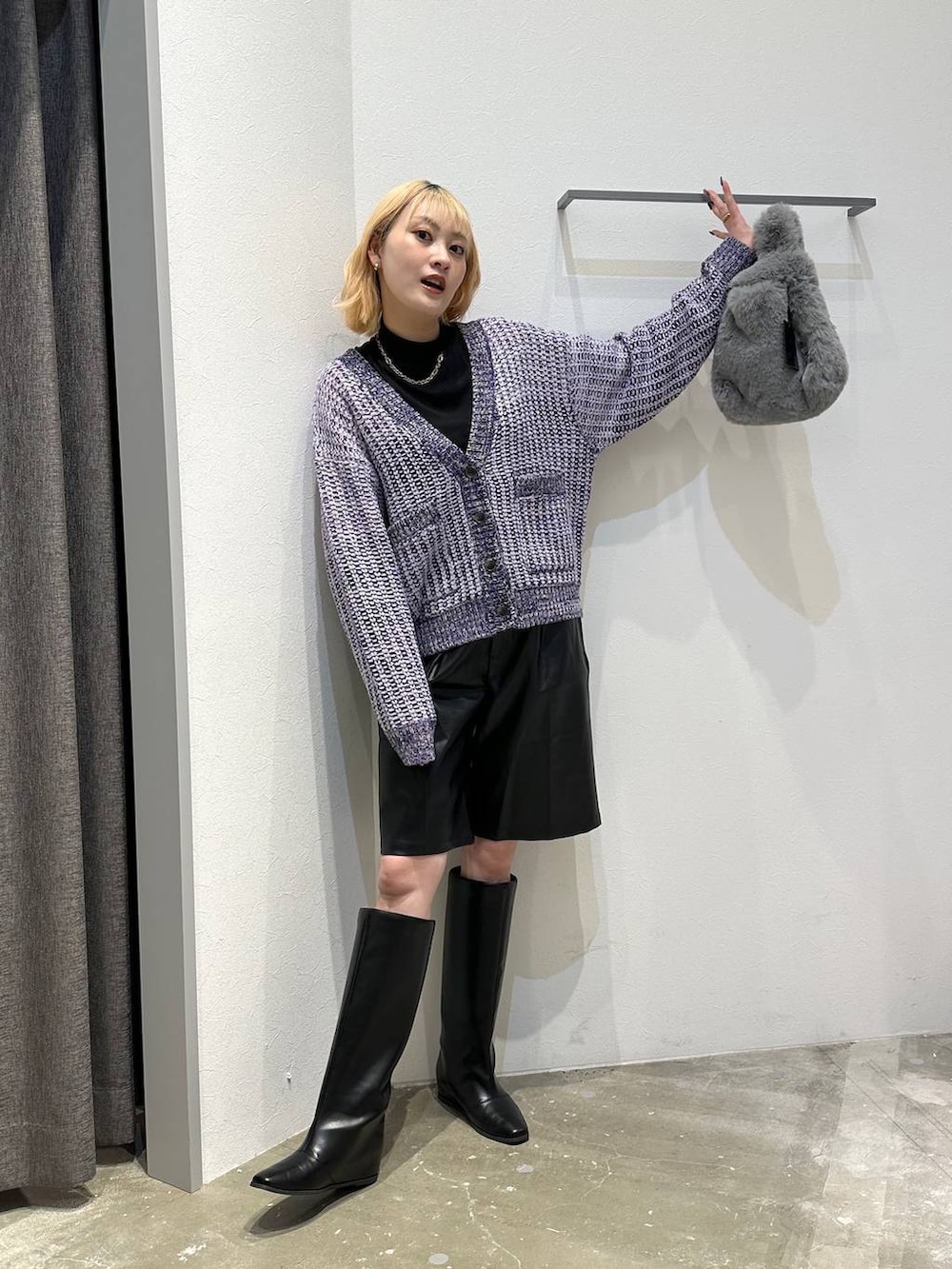 ブラック系のブーツ、ブラック系のTシャツ/カットソー、ブラック系のその他パンツを着用したレディースの冬コーディネートの9枚目の写真