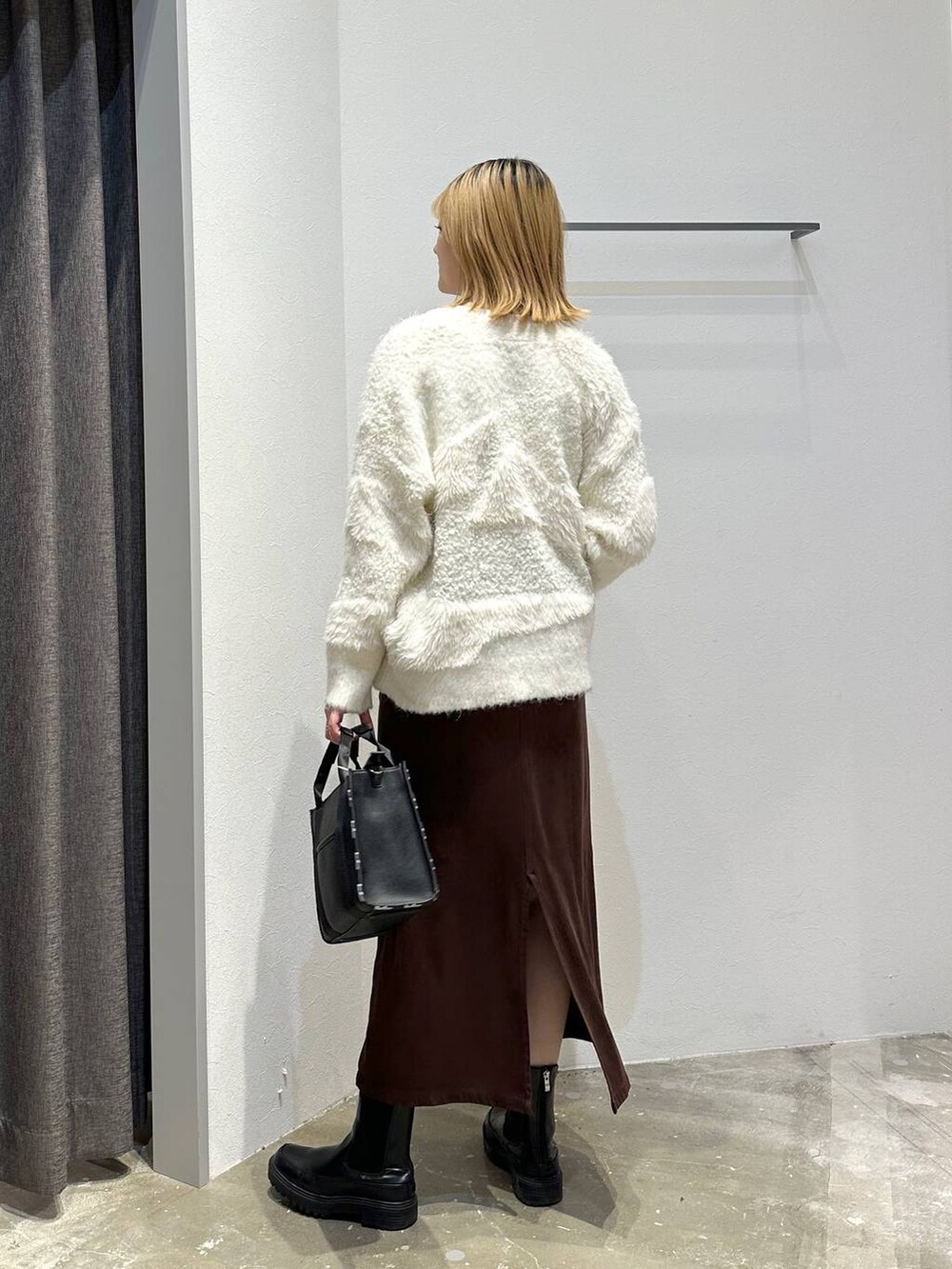 ホワイト系のTシャツ/カットソー、ブラウン系のスカート、ブラック系のトートバッグを着用したレディースの秋コーディネートの3枚目の写真