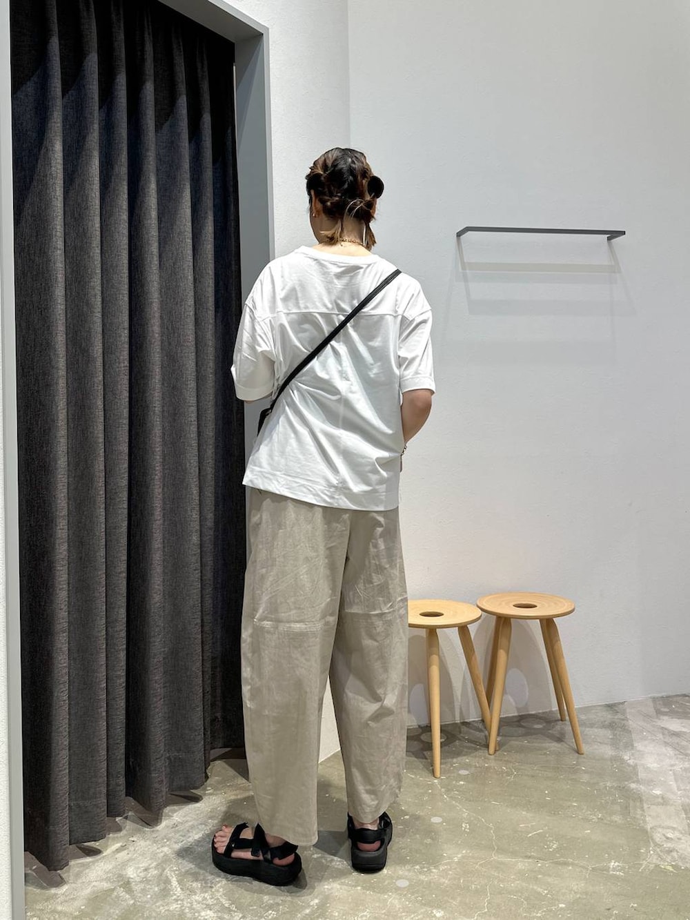 「高身長、体型カバー、オーバーサイズ、ママコーデ、骨格ストレート、高見え、カジュアル、BAYFLOW、Tシャツ、白Tシャツ、パンツ、サンダル、ショルダーバッグ、夏コーデ、セールコーデ」｜「BAYFLOWのフォトプリントワイドＴ（Tシャツ/カットソー、ホワイト系）」を使った、ayakabfさん（レディース・172cm）の夏コーディネートの3枚目の写真