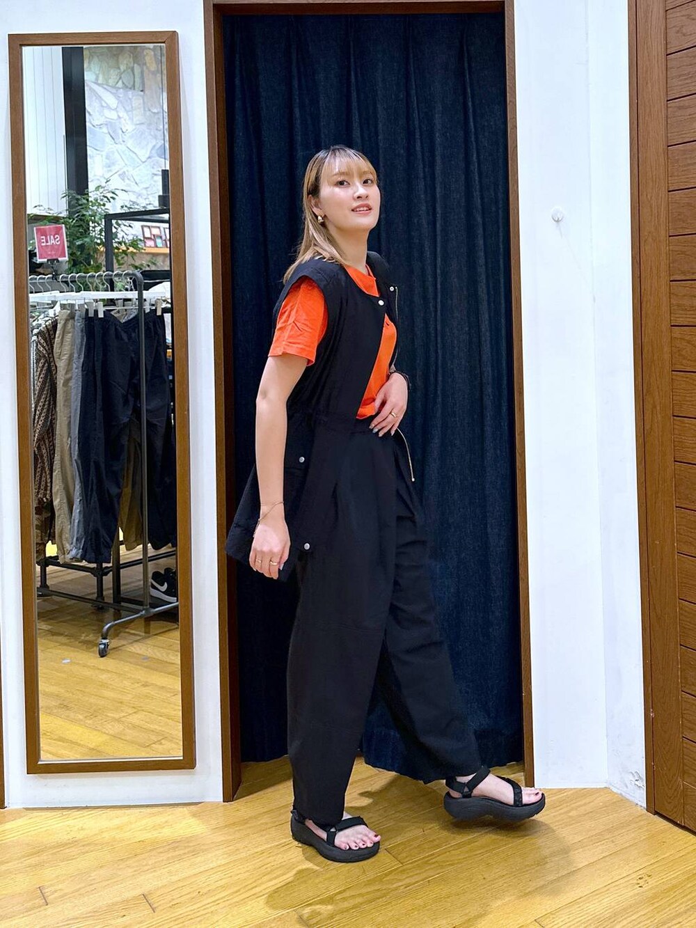 ブラック系のその他パンツ、ブラック系のサンダル、ブラック系のベストを着用したレディースの夏コーディネートの2枚目の写真