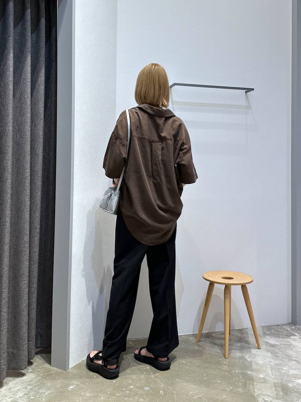 「高身長、体型カバー、オーバーサイズ、ママコーデ、骨格ストレート、高見え、カジュアル、BAYFLOW、シャツ、シャツスタイル、パンツ、サンダル、ショルダーバッグ、夏コーデ、きれいめ」｜「BAYFLOWの[簡単ブラウジング]2WAYスタンダード半袖シャツ（シャツ/ブラウス、ブラウン系）」を使った、ayakabfさん（レディース・172cm）の夏コーディネートの3枚目の写真
