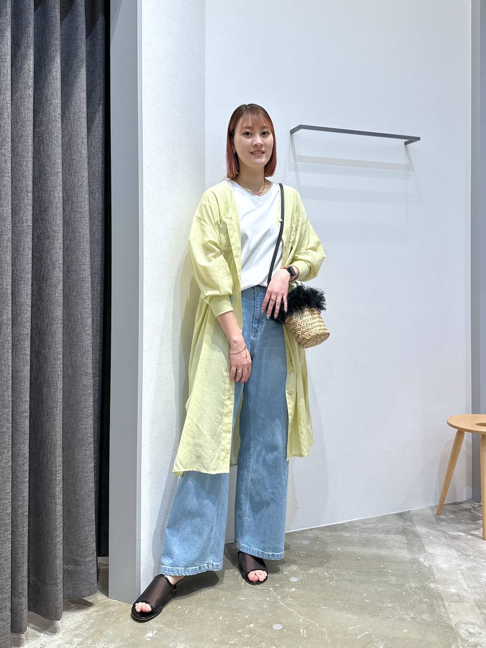「高身長、体型カバー、オーバーサイズ、ママコーデ、高見え、カジュアル、BAYFLOW、ワンピース、Tシャツ、接触冷感、UVカット、デニムパンツ、ワイドパンツ、サンダル、ショルダーバッグ」｜「BAYFLOWの[長袖で登場!!]シアーシャツワンピース（シャツワンピース、イエロー系）」を使った、ayakabfさん（レディース・172cm）の春コーディネートの4枚目の写真