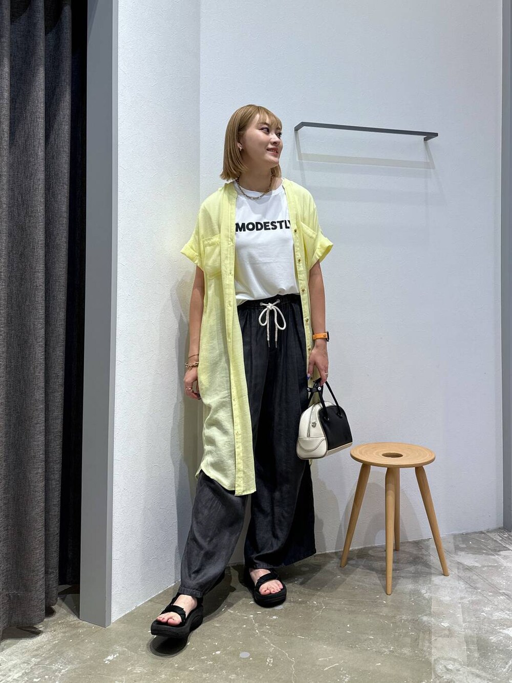 ホワイト系のTシャツ/カットソー、ブラック系のその他パンツ、イエロー系のワンピースを着用したレディースの夏コーディネートの4枚目の写真