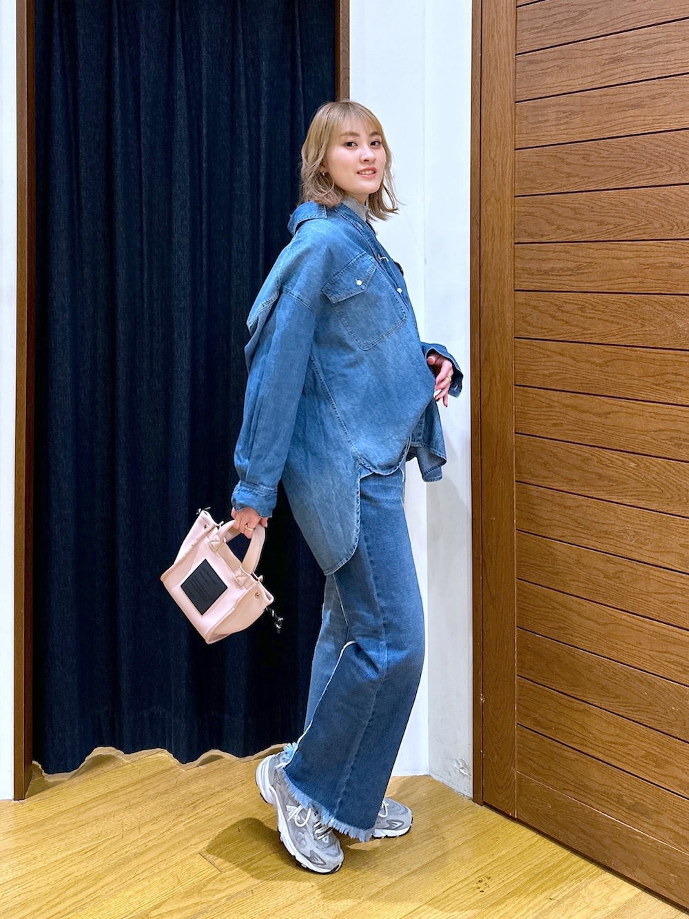 ブルー系のデニムパンツ、グレー系のTシャツ/カットソー、ブルー系のシャツ/ブラウスを着用したレディースの春コーディネートの2枚目の写真