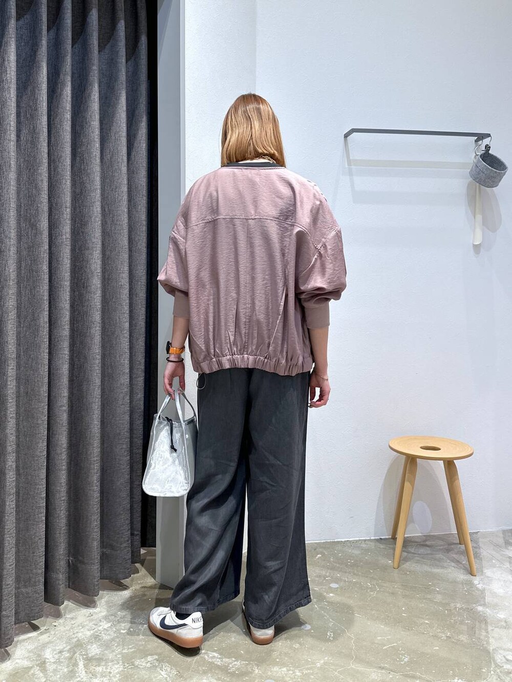 「高身長、体型カバー、オーバーサイズ、ママコーデ、骨格ストレート、高見え、カジュアル、BAYFLOW、Tシャツ、接触冷感、UVカット、ブルゾン、アウター、ワイドパンツ、デニムパンツ」｜「BAYFLOWのアソートロゴショートスリーブT（Tシャツ/カットソー、ブラック系）」を使った、ayakabfさん（レディース・172cm）の夏コーディネートの3枚目の写真