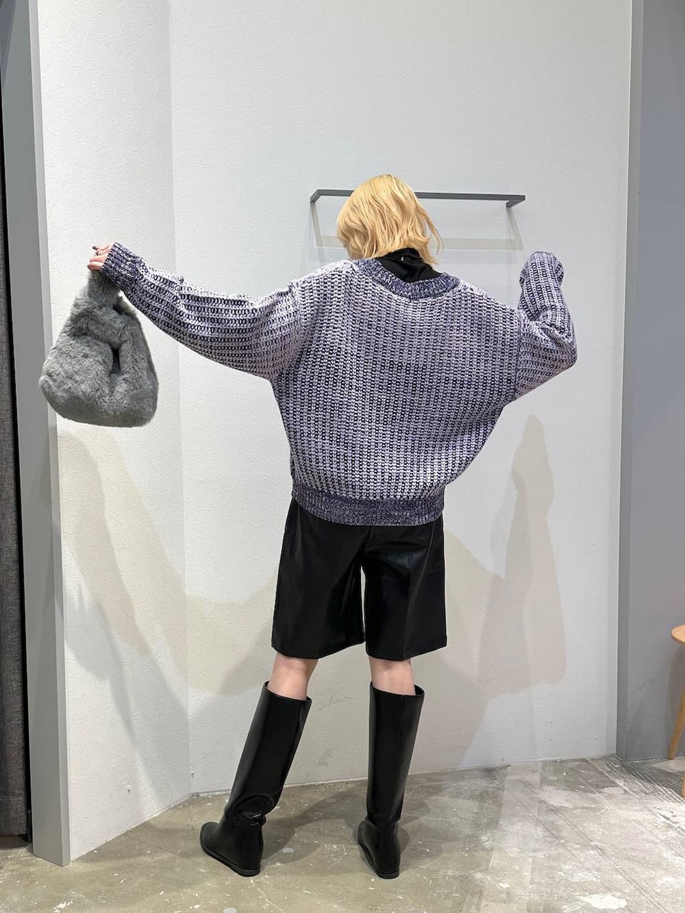 ブラック系のブーツ、ブラック系のTシャツ/カットソー、ブラック系のその他パンツを着用したレディースの冬コーディネートの3枚目の写真