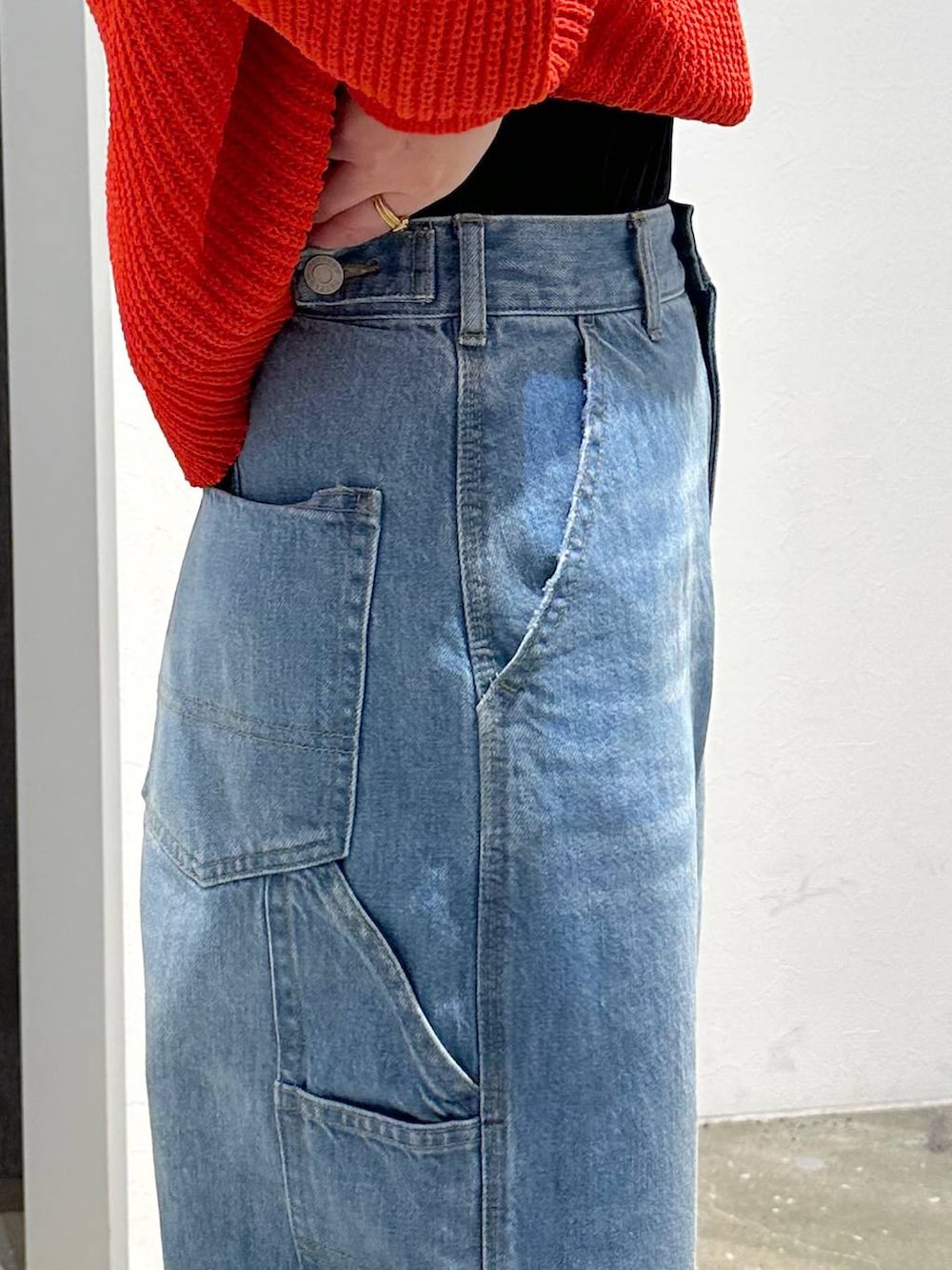 ブルー系のデニムパンツ、レッド系のニット/セーター、ブラック系のバックパック/リュックを着用したレディースの冬コーディネートの7枚目の写真