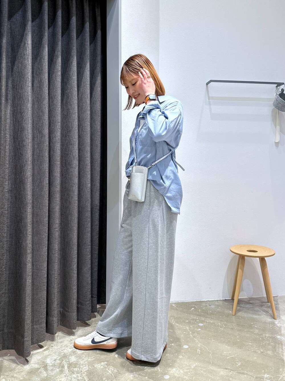 「高身長、体型カバー、オーバーサイズ、ママコーデ、高見え、カジュアル、BAYFLOW、シャツ、シャツスタイル、スウェット、スウェットパンツ、スニーカー、ショルダーバッグ、ラフ、ゆったり」｜「BAYFLOWの[スマホ・カード収納可♪]多機能キースターミニウォレットショルダー2（財布、シルバー系）」を使った、ayakabfさん（レディース・172cm）の春コーディネートの2枚目の写真