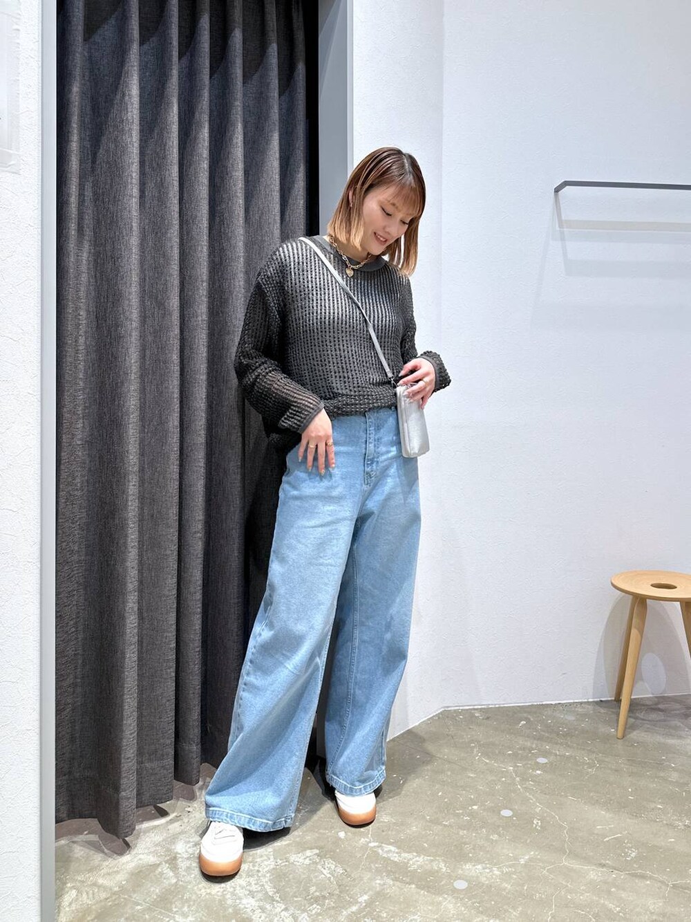「高身長、体型カバー、オーバーサイズ、ママコーデ、高見え、カジュアル、BAYFLOW、ニット、デニムパンツ、ワイドパンツ、スニーカー、ショルダーバッグ、ゆったり、春コーデ、春夏コーデ」｜「BAYFLOWの[スマホ・カード収納可♪]多機能キースターミニウォレットショルダー2（財布、シルバー系）」を使った、ayakabfさん（レディース・172cm）の春コーディネートの4枚目の写真