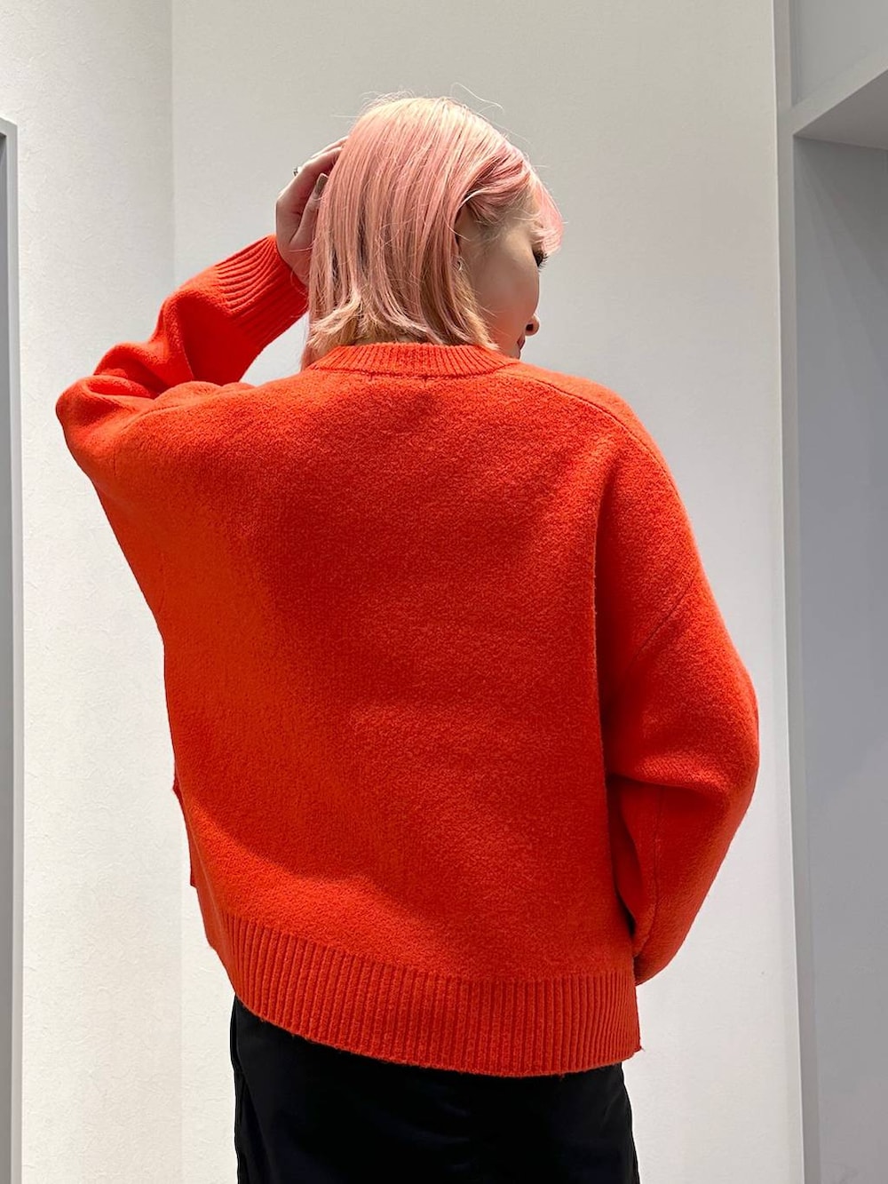 ブラック系のスカート、レッド系のニット/セーター、ブラック系のその他アウターを着用したレディースの秋コーディネートの9枚目の写真