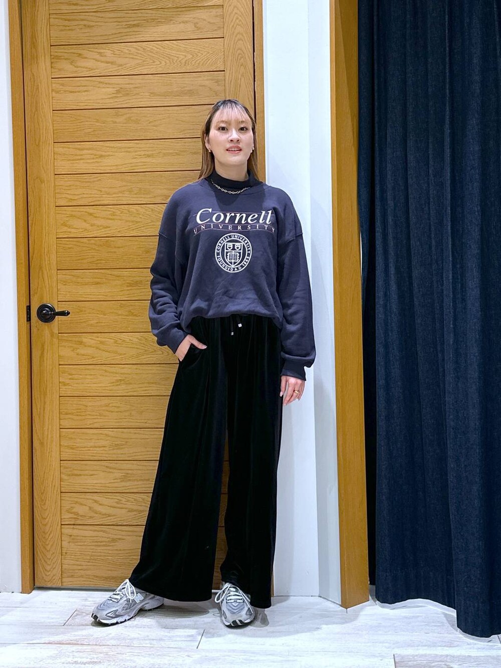 ブルー系のスウェット、ブラック系のTシャツ/カットソー、ブラック系のその他パンツを着用したレディースの冬コーディネートの4枚目の写真