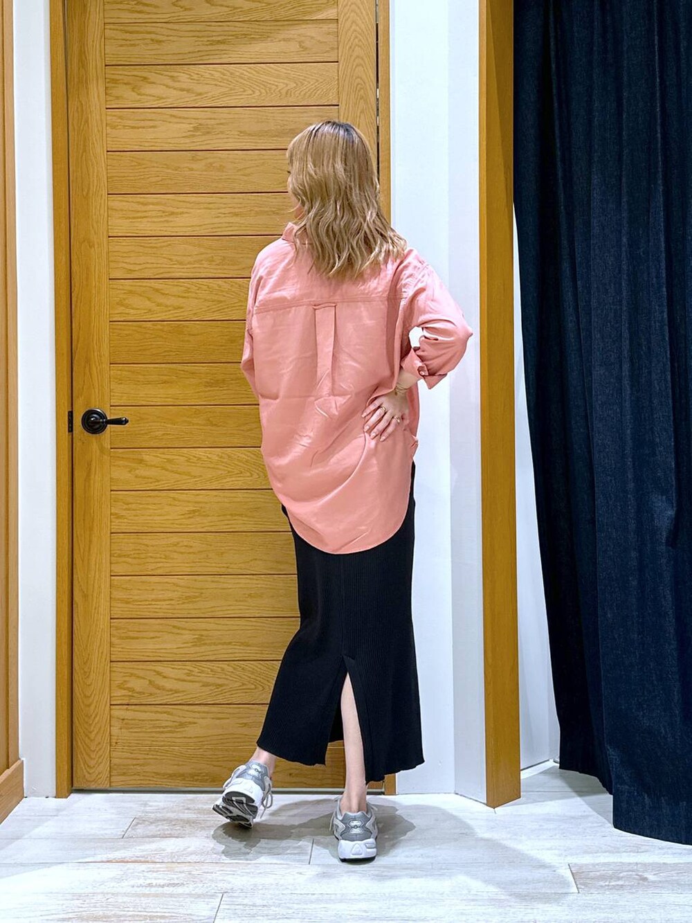 ブラック系のスカート、ピンク系のシャツ/ブラウスを着用したレディースの秋コーディネートの3枚目の写真