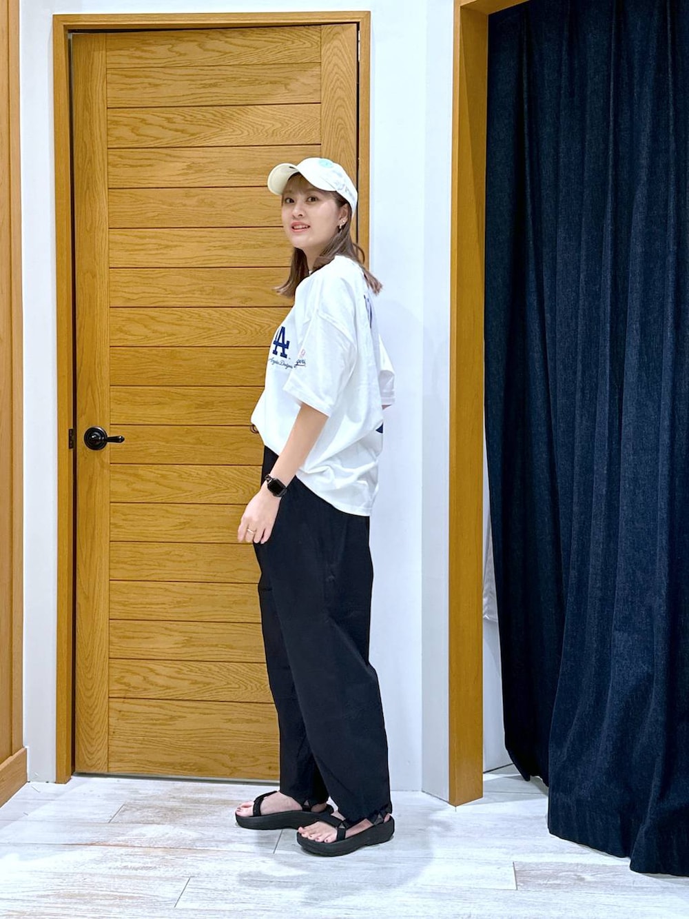 ブラック系のその他パンツ、ブラック系のサンダル、ホワイト系のTシャツ/カットソーを着用したレディースの夏コーディネートの2枚目の写真