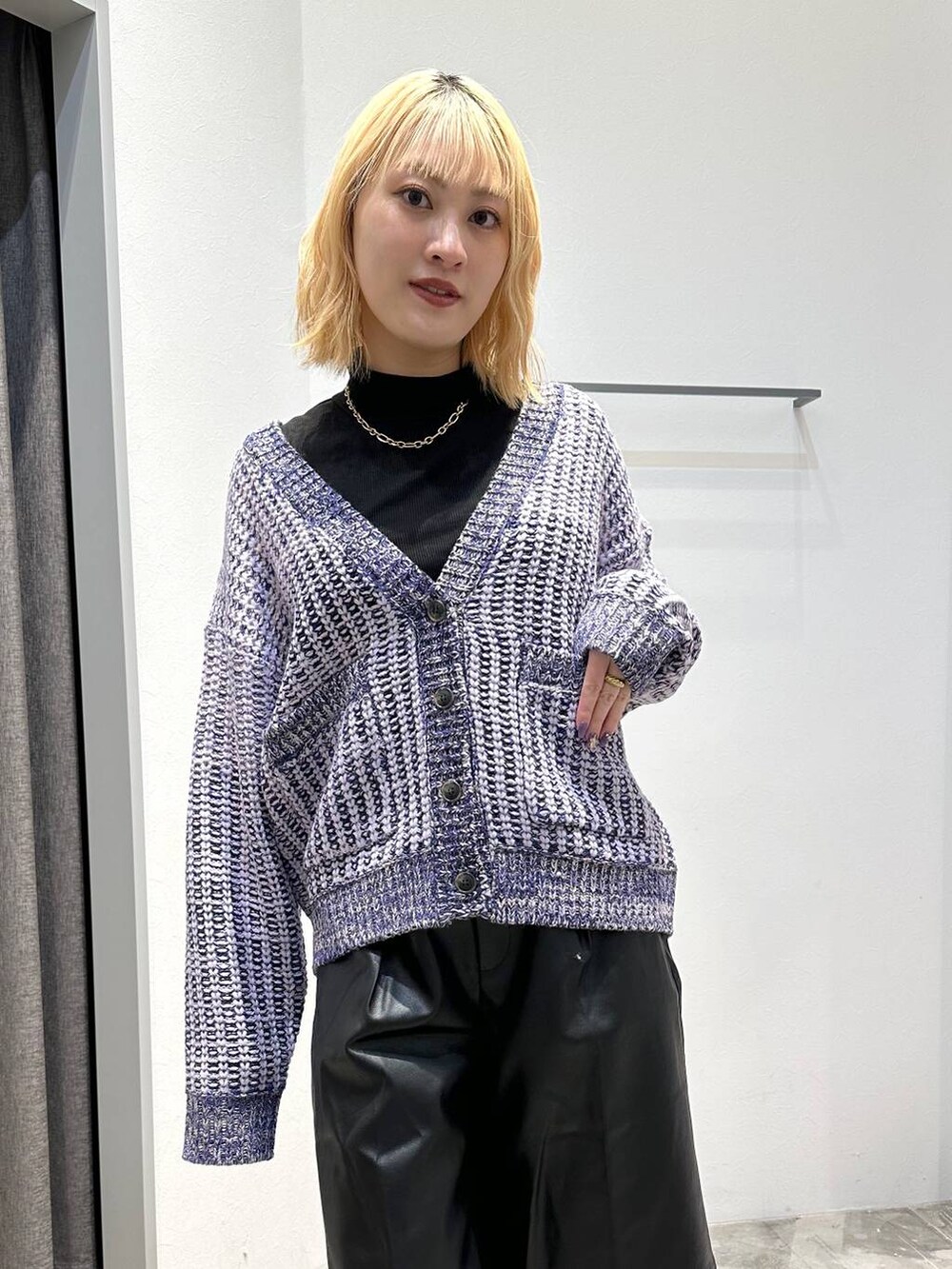 ブラック系のブーツ、ブラック系のTシャツ/カットソー、ブラック系のその他パンツを着用したレディースの冬コーディネートの4枚目の写真