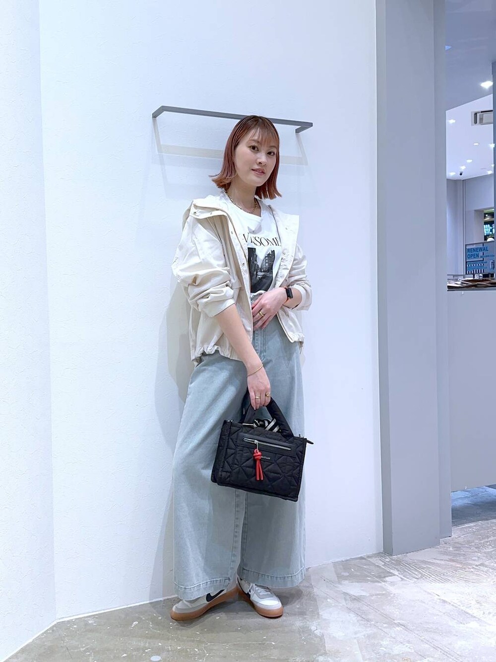 「高身長、体型カバー、オーバーサイズ、ママコーデ、高見え、カジュアル、BAYFLOW、マウンテンパーカー、ロンT、接触冷感、UVカット、デニムパンツ、ワイドパンツ、スニーカー、春コーデ」｜「BAYFLOWの[シルキータッチの肌触り]アソートロゴロングスリーブT（Tシャツ/カットソー、ホワイト系）」を使った、ayakabfさん（レディース・172cm）の春コーディネートの4枚目の写真