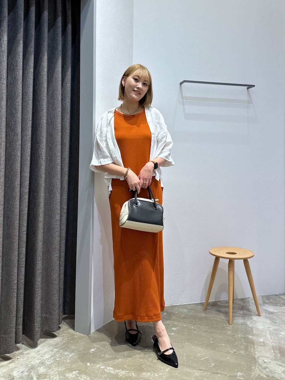「高身長、体型カバー、オーバーサイズ、ママコーデ、骨格ストレート、高見え、カジュアル、BAYFLOW、ワンピース、シャツ、シャツスタイル、サンダル、ショルダーバッグ、and ST SALE、夏コーデ」｜「BAYFLOWの[足への負担が少ない]フレフィットBスリングミュール（その他シューズ、ブラック系）」を使った、ayakabfさん（レディース・172cm）の秋コーディネートの4枚目の写真