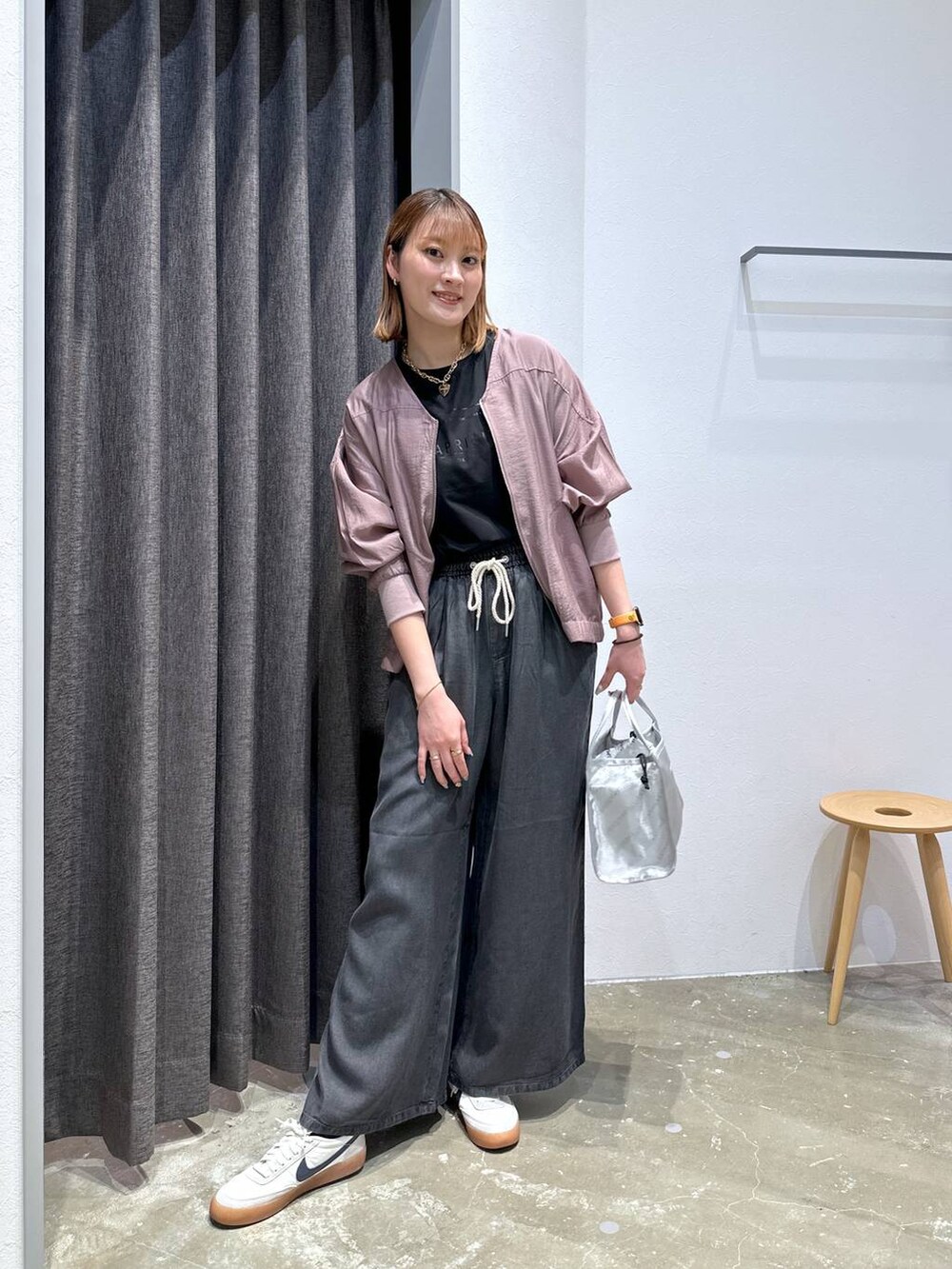 「高身長、体型カバー、オーバーサイズ、ママコーデ、骨格ストレート、高見え、カジュアル、BAYFLOW、Tシャツ、接触冷感、UVカット、ブルゾン、アウター、ワイドパンツ、デニムパンツ」｜「BAYFLOWのアソートロゴショートスリーブT（Tシャツ/カットソー、ブラック系）」を使った、ayakabfさん（レディース・172cm）の夏コーディネートの4枚目の写真