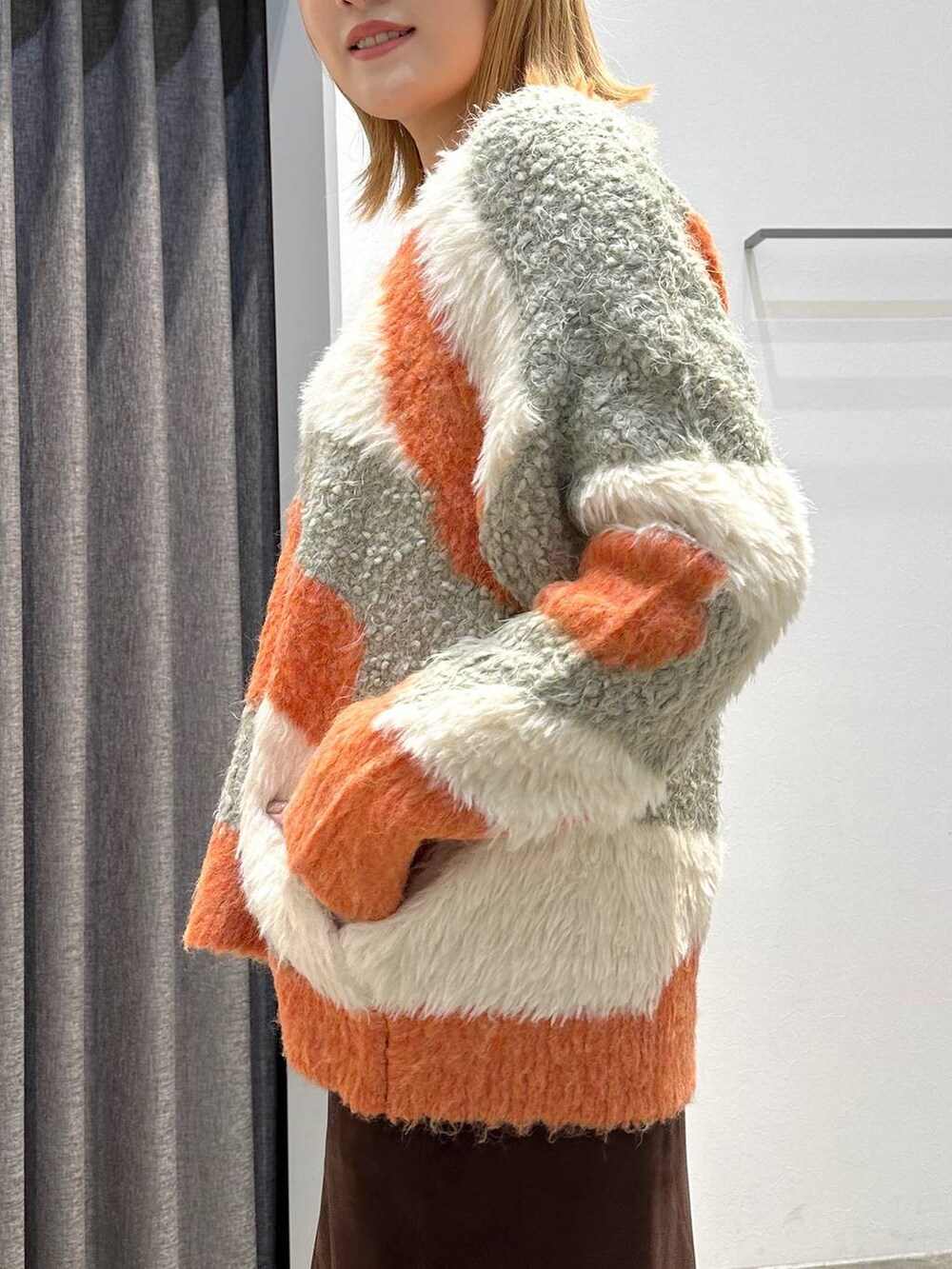 ホワイト系のTシャツ/カットソー、ブラウン系のスカート、ブラック系のトートバッグを着用したレディースの秋コーディネートの8枚目の写真