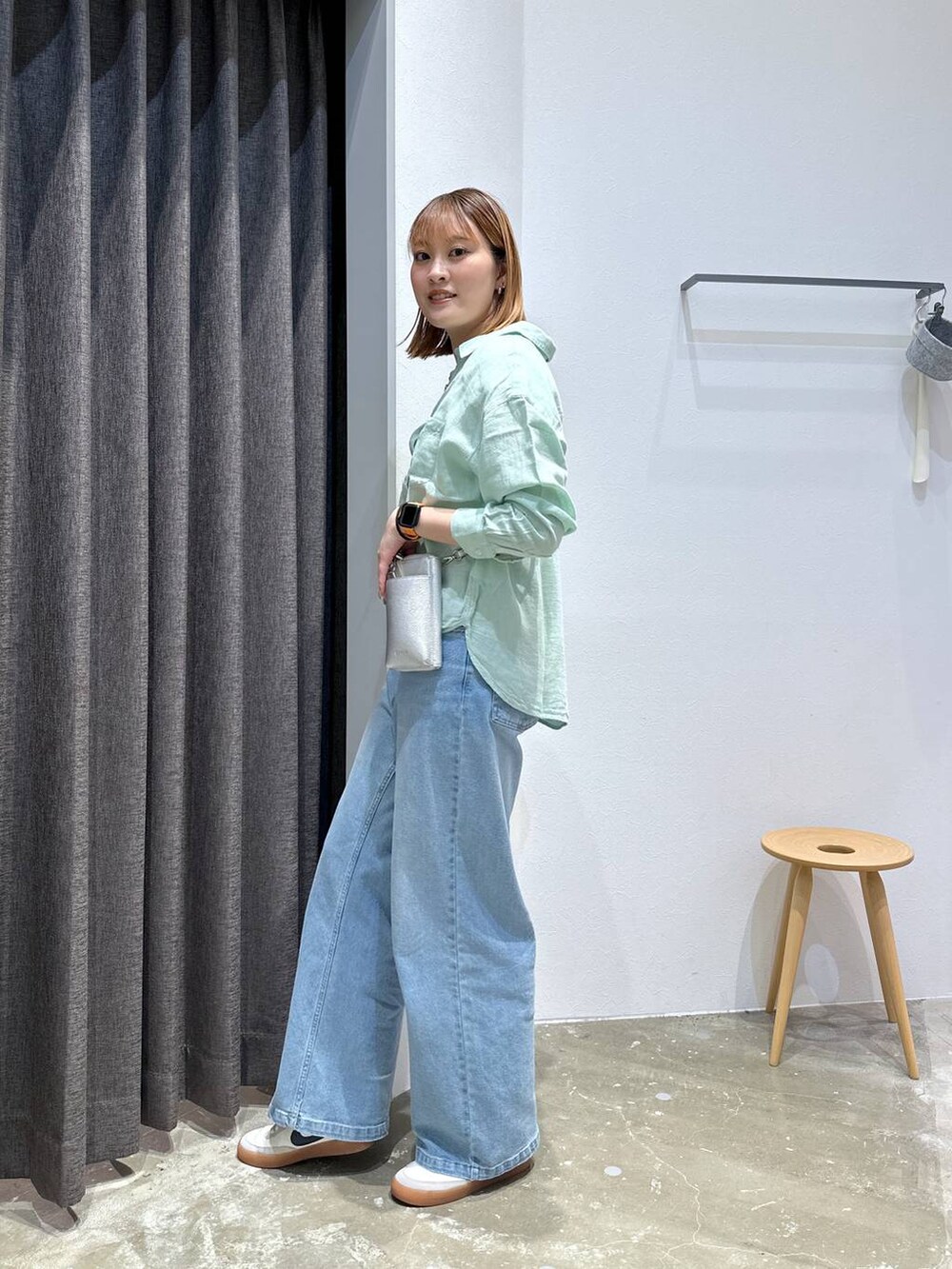 「高身長、体型カバー、オーバーサイズ、ママコーデ、高見え、カジュアル、BAYFLOW、シャツ、シャツスタイル、リネン・透けアイテム、デニムパンツ、ワイドパンツ、スニーカー、ショルダーバッグ、ゆったり」｜「BAYFLOWの[スマホ・カード収納可♪]多機能キースターミニウォレットショルダー2（財布、シルバー系）」を使った、ayakabfさん（レディース・172cm）の春コーディネートの2枚目の写真