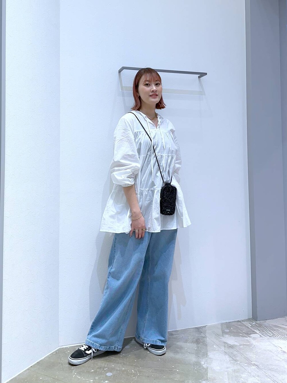 「高身長、体型カバー、オーバーサイズ、ママコーデ、高見え、カジュアル、BAYFLOW、ブラウス、デニムパンツ、ワイドパンツ、ショルダーバッグ、スニーカー、春コーデ、春夏コーデ、ゆったり」｜「BAYFLOWの[スマホ・カード収納可♪]多機能スパンコールミニショルダー（ショルダーバッグ、ブラック系）」を使った、ayakabfさん（レディース・172cm）の春コーディネートの4枚目の写真
