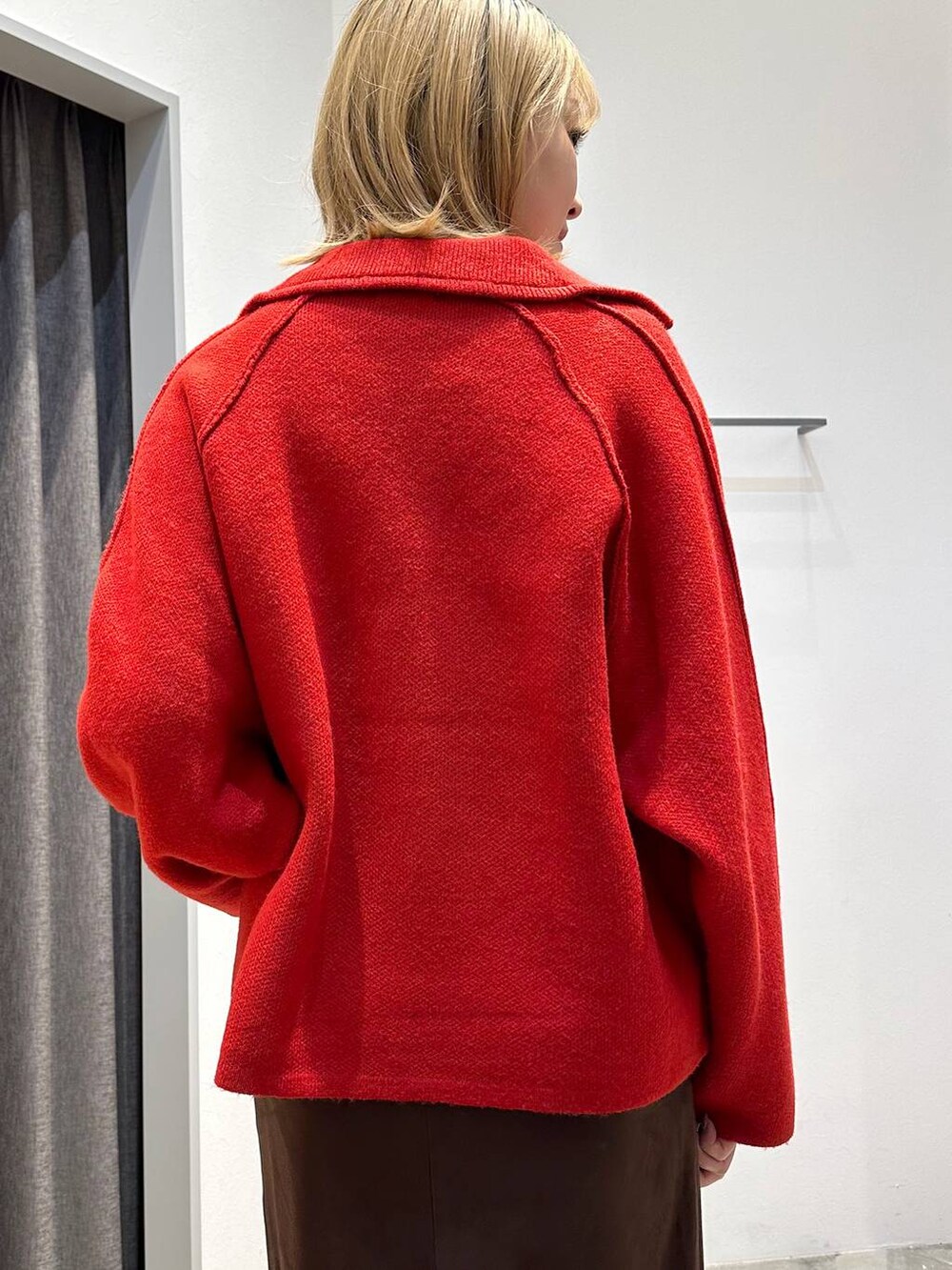 ホワイト系のTシャツ/カットソー、ブラウン系のスカート、ブラック系のトートバッグを着用したレディースの秋コーディネートの6枚目の写真