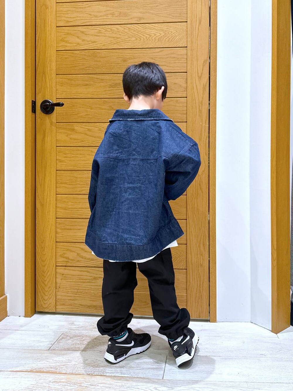 「楽ちんコーデ、デニムジャケット、休日コーデ、オーバーサイズ、高見え、カジュアル、BAYFLOW、キッズ服、キッズ、ゆったり、テーマパーク、秋コーデ、旅行、ドットエスティ秋コーデ、ウォッシャブル」｜「BAYFLOWのワイドカーゴパンツ(KIDS）（カーゴパンツ、ブラック系）」を使った、ayakabfさん（レディース・172cm）の秋コーディネートの3枚目の写真