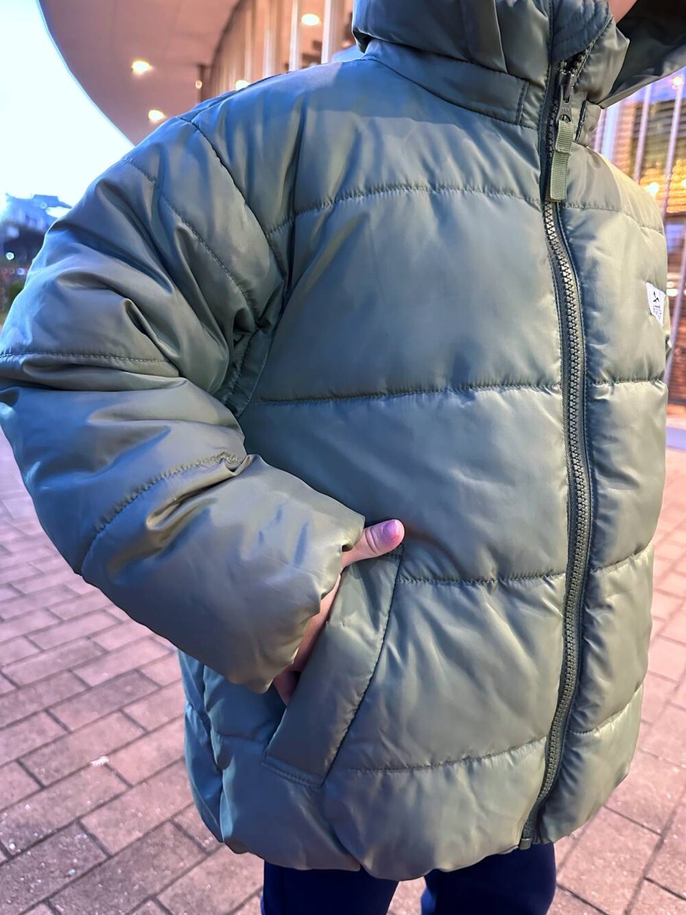 「保温・保冷、冬アウター、ゆったり、撥水、ウォッシャブル、アウトドア、ユニセックス、体型カバー、オーバーサイズ、高見え、カジュアル、BAYFLOW、キッズ服、キッズ、アウター」｜「BAYFLOWの[軽くてあったか♪] エアサーマルフードジャケット (KIDS)（ダウンジャケット/コート、グリーン系）」を使った、ayakabfさん（キッズ・114cm）の冬コーディネートの4枚目の写真
