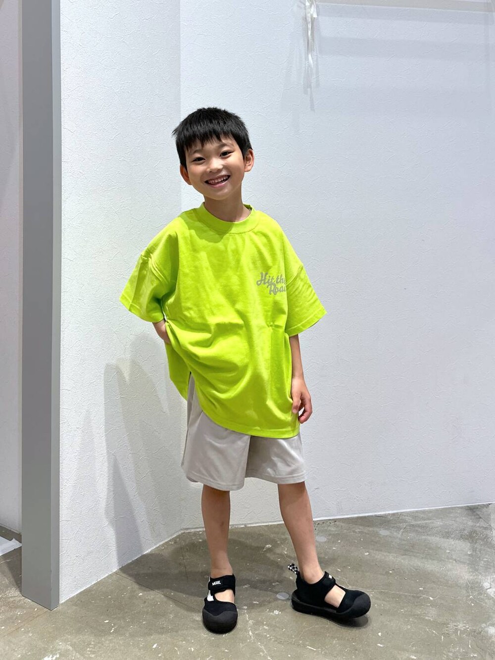 ベージュ系のその他パンツ、グリーン系のTシャツ/カットソーを着用したキッズの春コーディネートの4枚目の写真