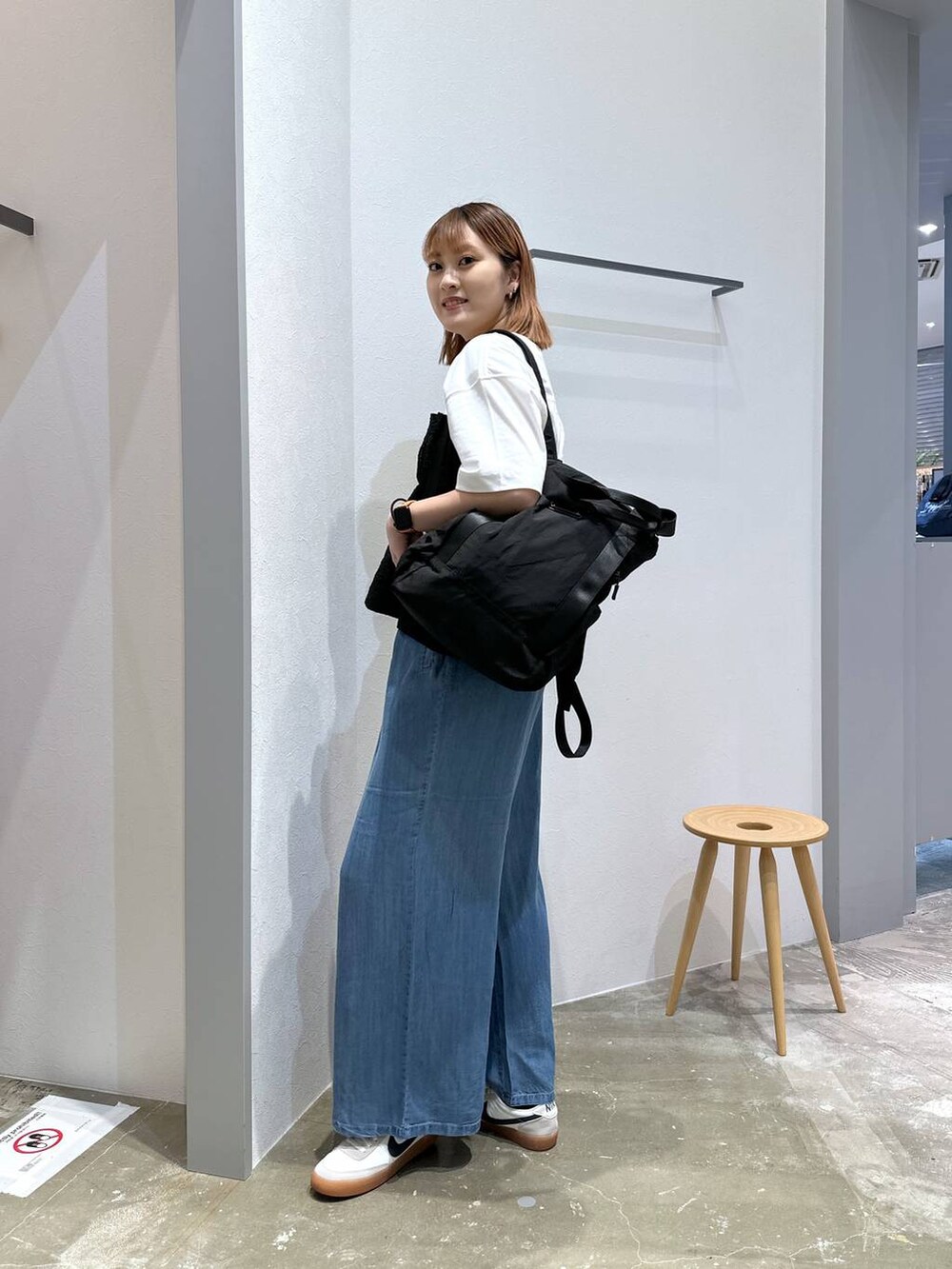 ブラック系のバックパック/リュック、ブルー系のその他パンツ、ブラック系のキャミソールを着用したレディースの春コーディネートの2枚目の写真