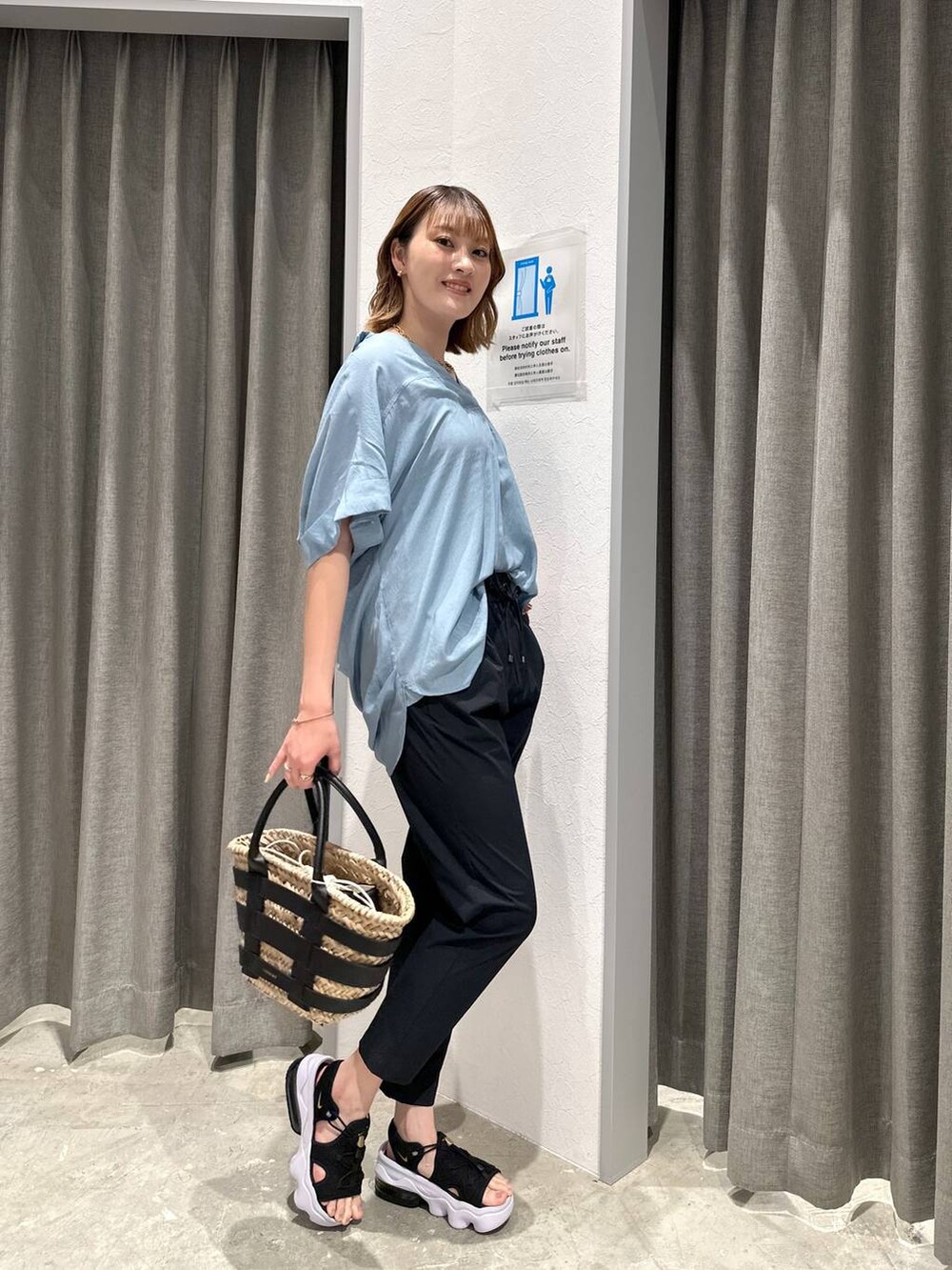 ブラック系のかごバッグ、ブルー系のシャツ/ブラウス、ブラック系のその他パンツを着用したレディースの夏コーディネートの2枚目の写真