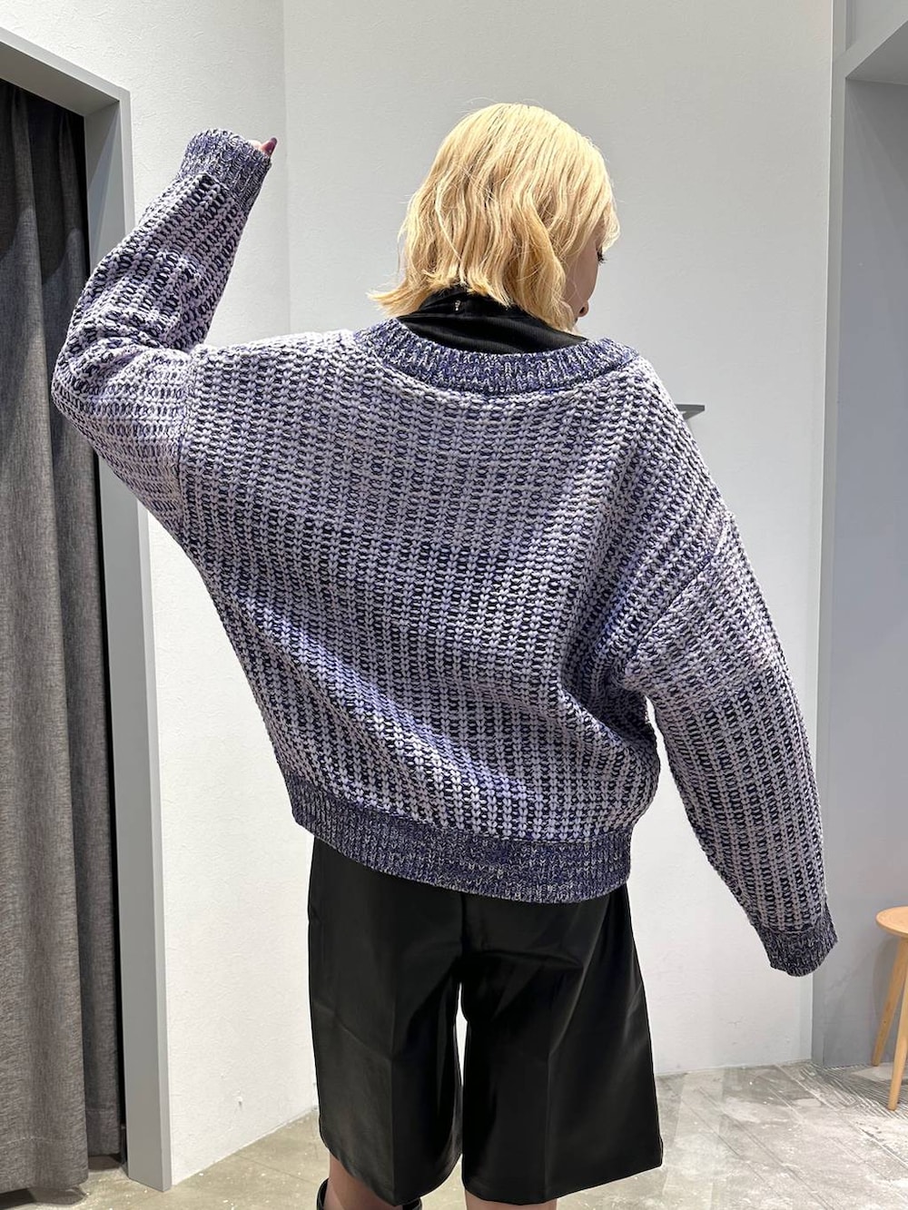 ブラック系のブーツ、ブラック系のTシャツ/カットソー、ブラック系のその他パンツを着用したレディースの冬コーディネートの7枚目の写真