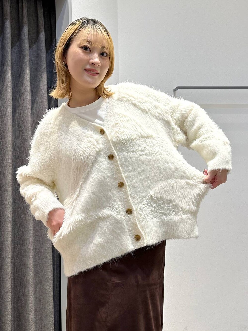 ホワイト系のTシャツ/カットソー、ブラウン系のスカート、ブラック系のトートバッグを着用したレディースの秋コーディネートの5枚目の写真