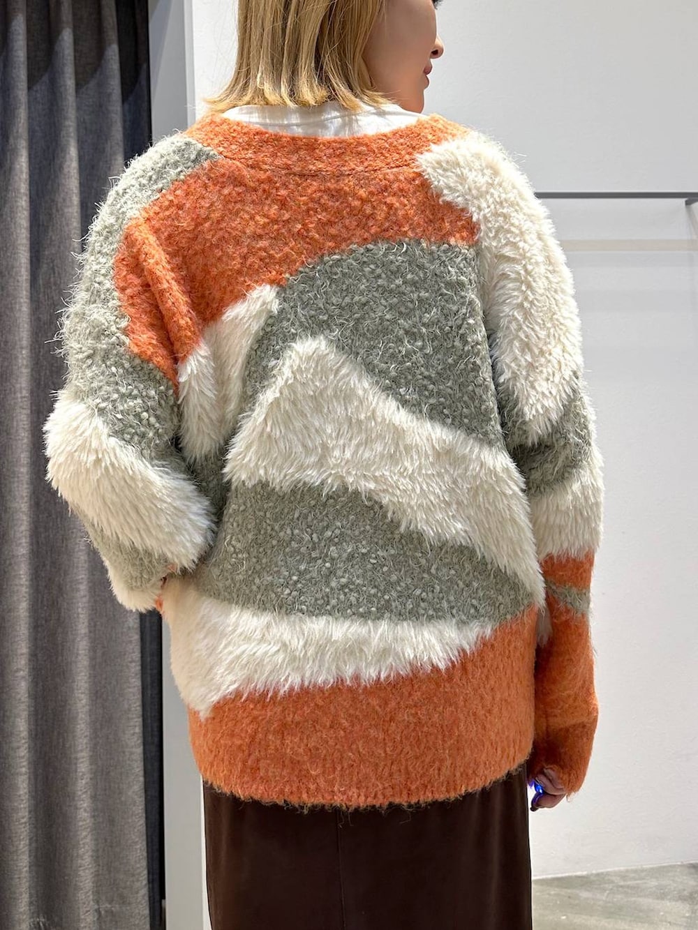 ホワイト系のTシャツ/カットソー、ブラウン系のスカート、ブラック系のトートバッグを着用したレディースの秋コーディネートの6枚目の写真