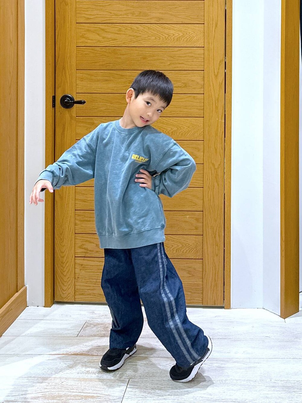 「体型カバー、オーバーサイズ、高見え、カジュアル、BAYFLOW、デニムパンツ、スウェット、スニーカー、秋コーデ、冬コーデ、ゆったり、楽ちんコーデ、キッズ服、キッズ、テーマパーク」｜「BAYFLOWの[綿100%]SUNSETインレイプルオーバー(KIDS)（スウェット、グリーン系）」を使った、ayakabfさん（キッズ・113cm）の秋コーディネートの4枚目の写真