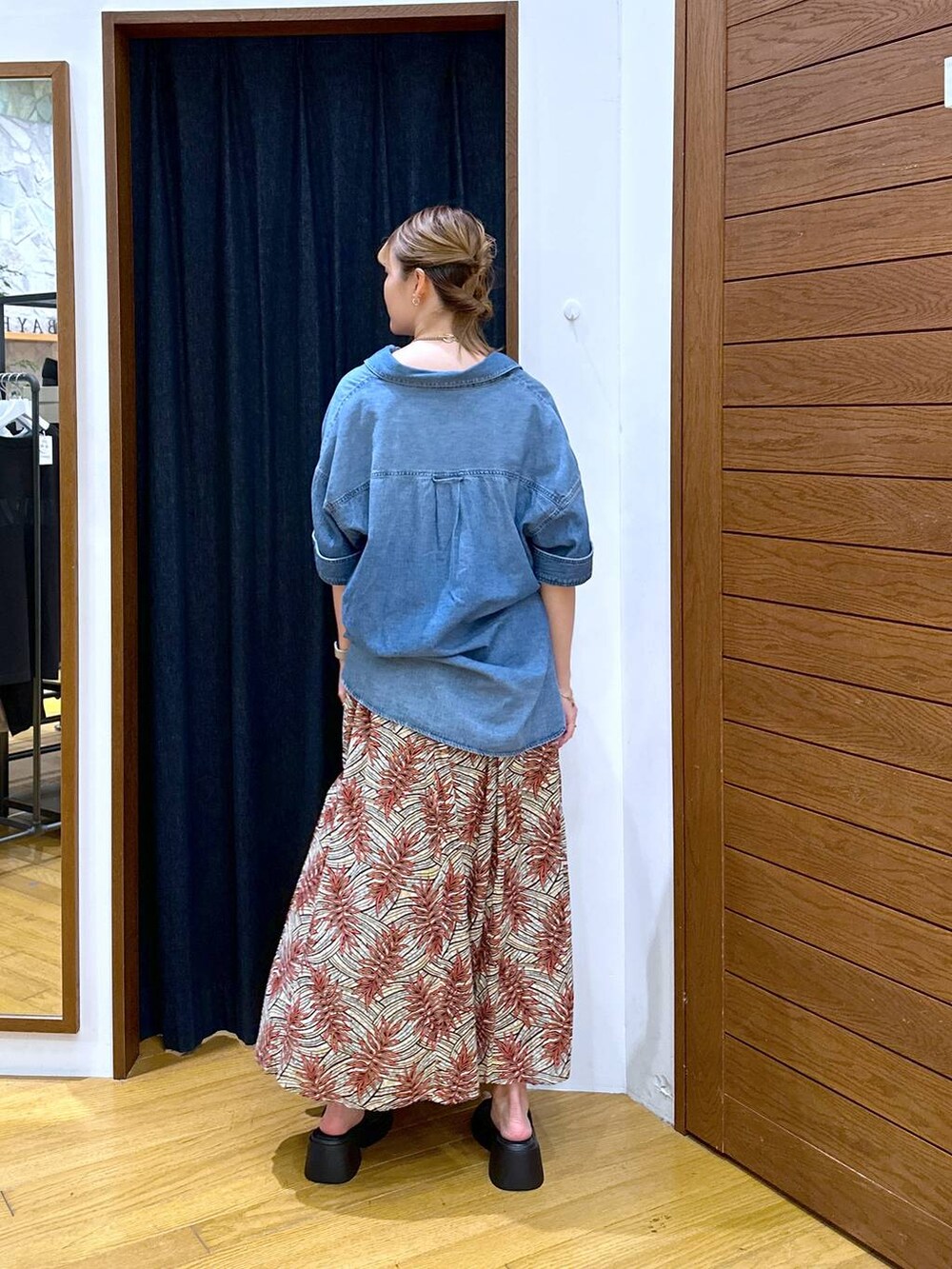 ブラック系のサンダル、オレンジ系のスカート、ブルー系のシャツ/ブラウスを着用したレディースの夏コーディネートの3枚目の写真