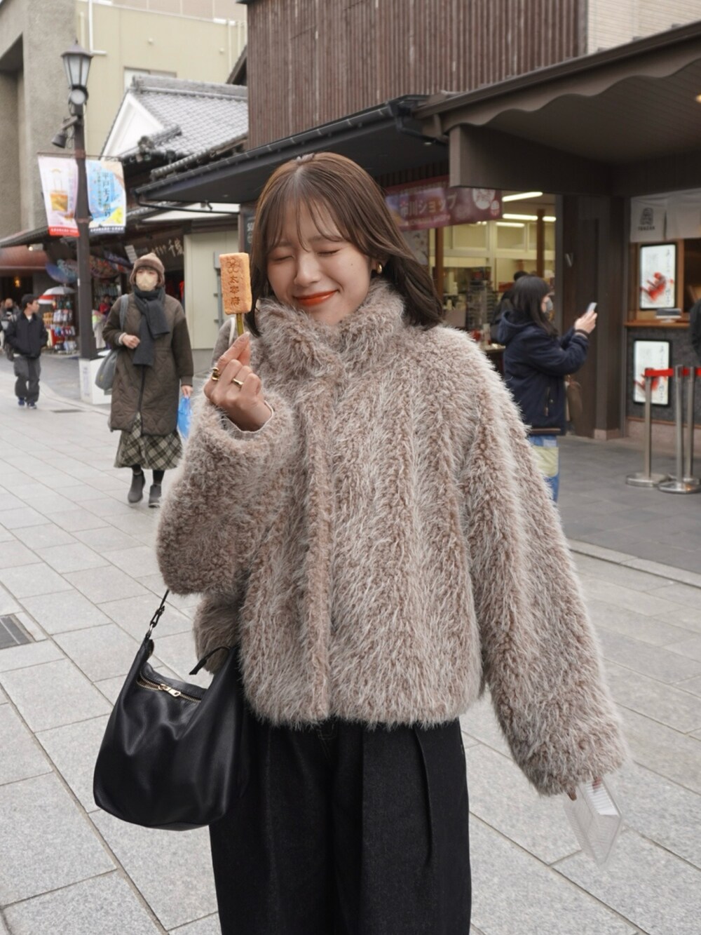 ベージュ系のブルゾン、ベージュ系のニット/セーター、ブラック系のベルトを着用したレディースの冬コーディネートの4枚目の写真