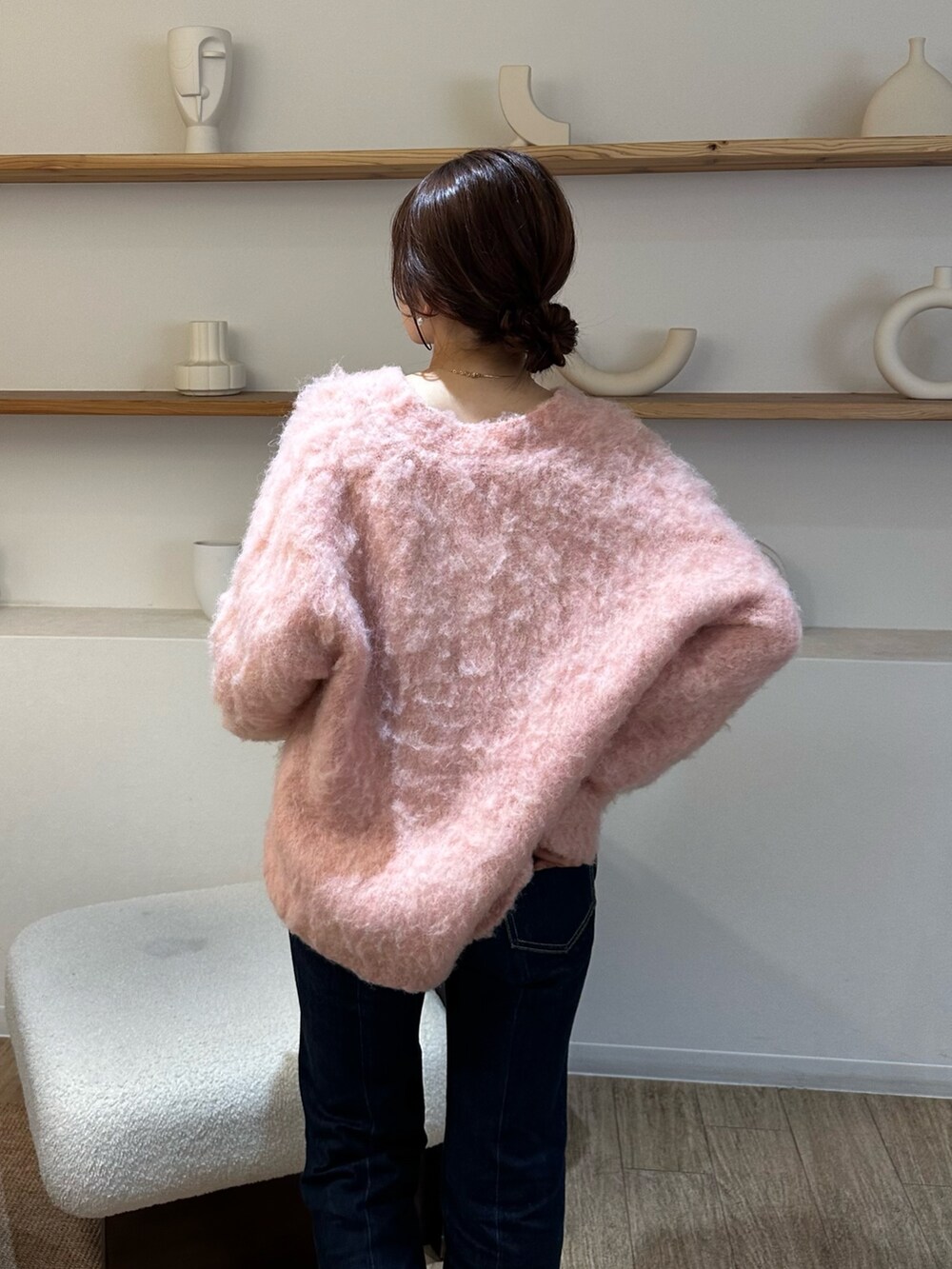 ブラック系のブーツ、ブルー系のデニムパンツを着用したレディースの秋コーディネートの6枚目の写真