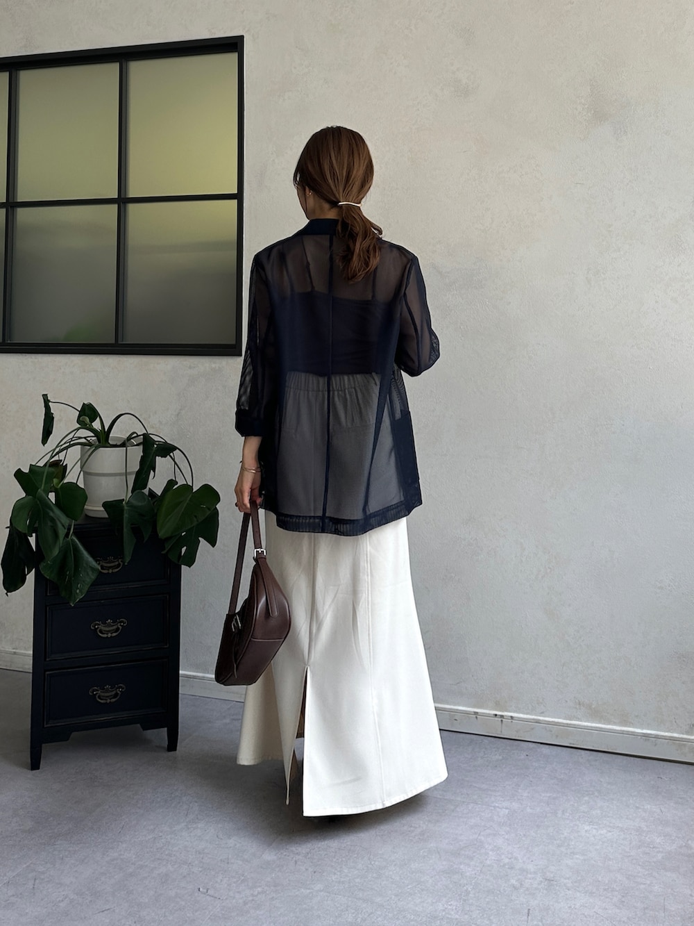 ホワイト系のスカート、ブラック系のパンプス、ブルー系のテーラードジャケットを着用したレディースの夏コーディネートの3枚目の写真