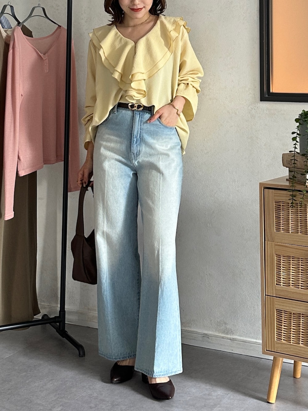 イエロー系のシャツ/ブラウス、ブラウン系のパンプス、ブルー系のその他パンツを着用したレディースの冬コーディネートの4枚目の写真