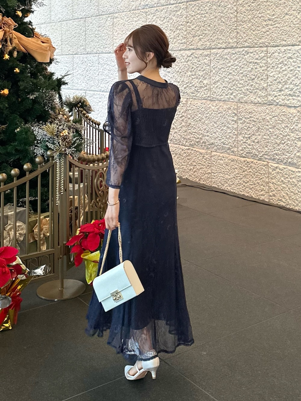 ブルー系のドレス、ベージュ系のパンプス、ベージュ系のハンドバッグを着用したレディースの冬コーディネートの3枚目の写真