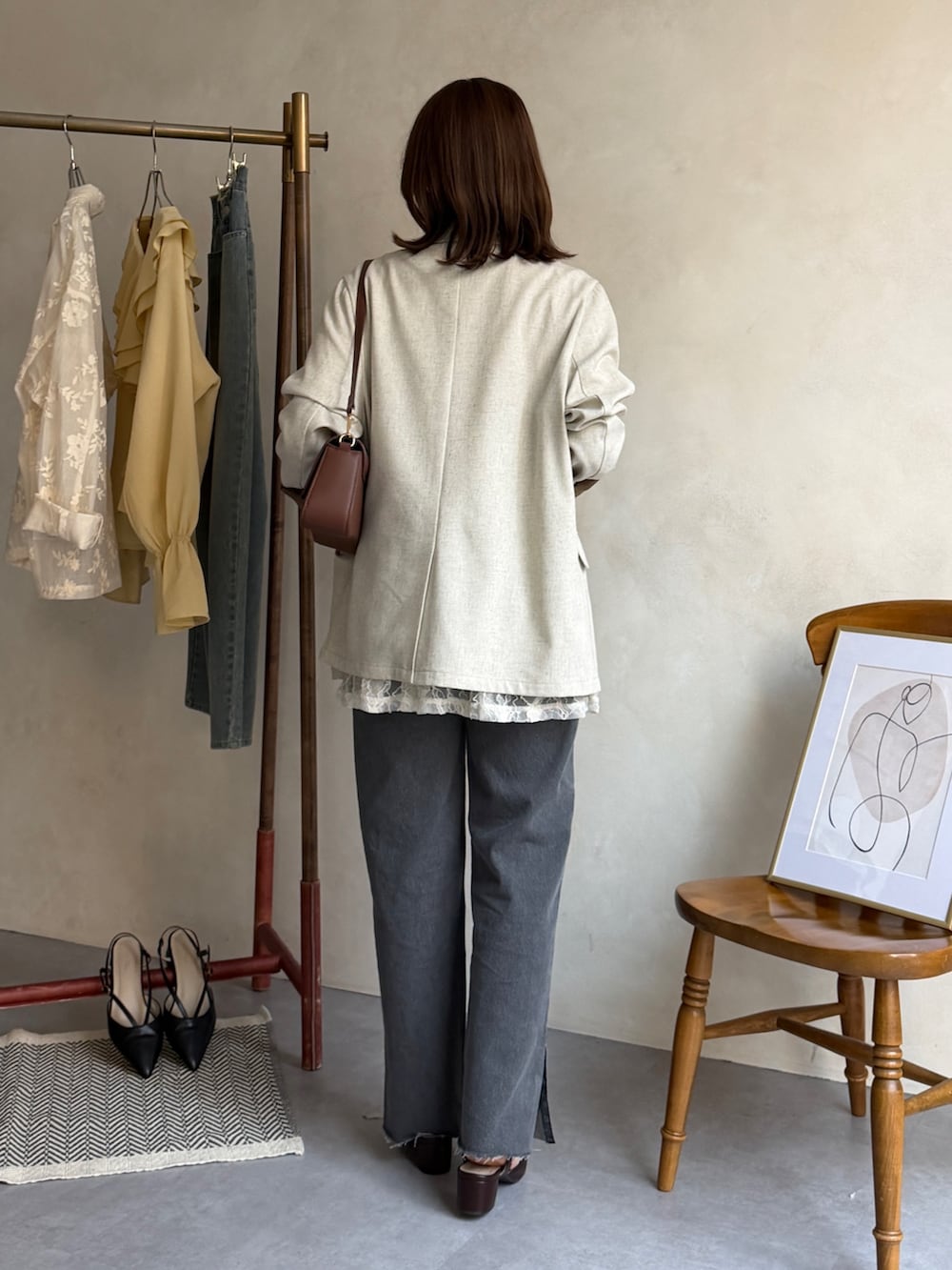 ホワイト系のチュニック、ピンク系のTシャツ/カットソー、グレー系のその他パンツを着用したレディースの春コーディネートの4枚目の写真